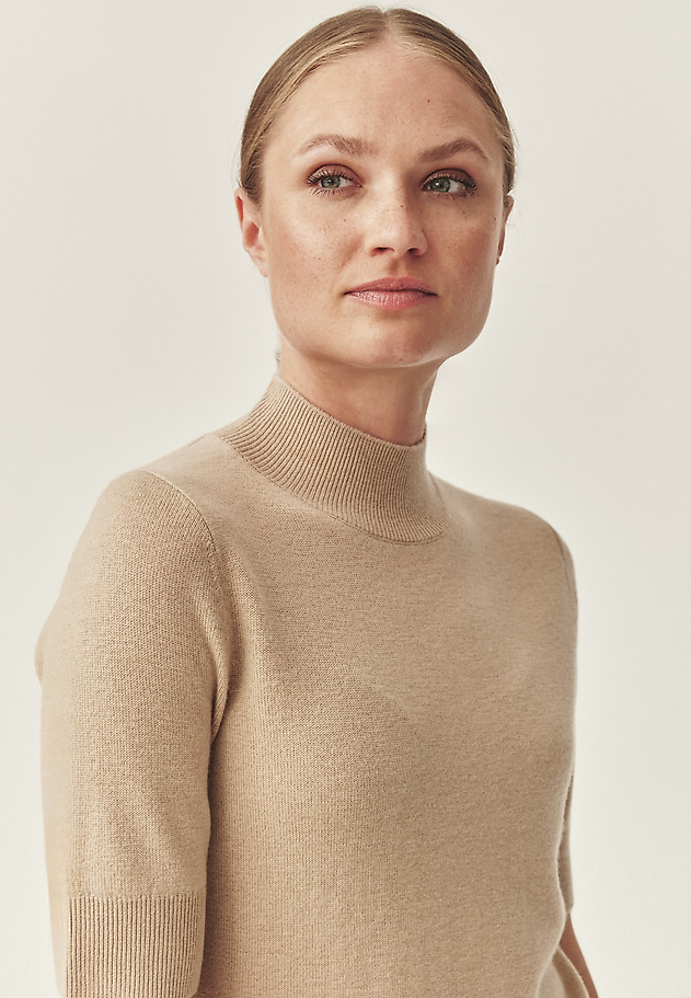 KLASYCZNY SWETER Z WEŁNY MERINO - LU KLASYCZNY SWETER Z WEŁNY MERINO - LU BEŻOWY 1