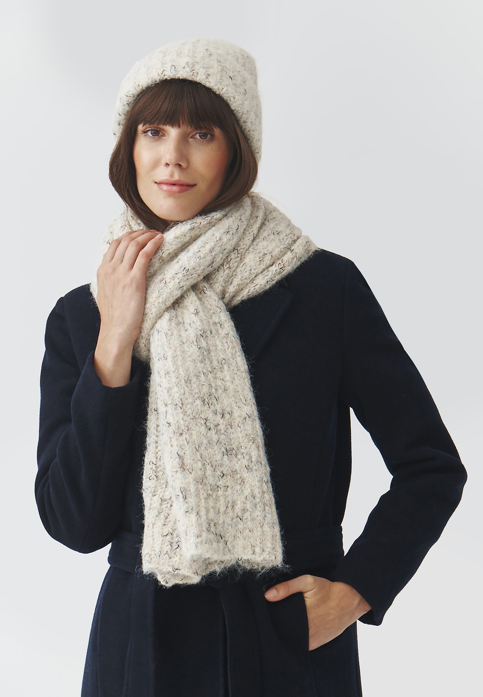 DZIANINOWY SZALIK DAMSKI Z MELANŻOWYM WZOREM — MELIS DZIANINOWY SZALIK DAMSKI Z MELANŻOWYM WZOREM — MELIS ECRU 102045