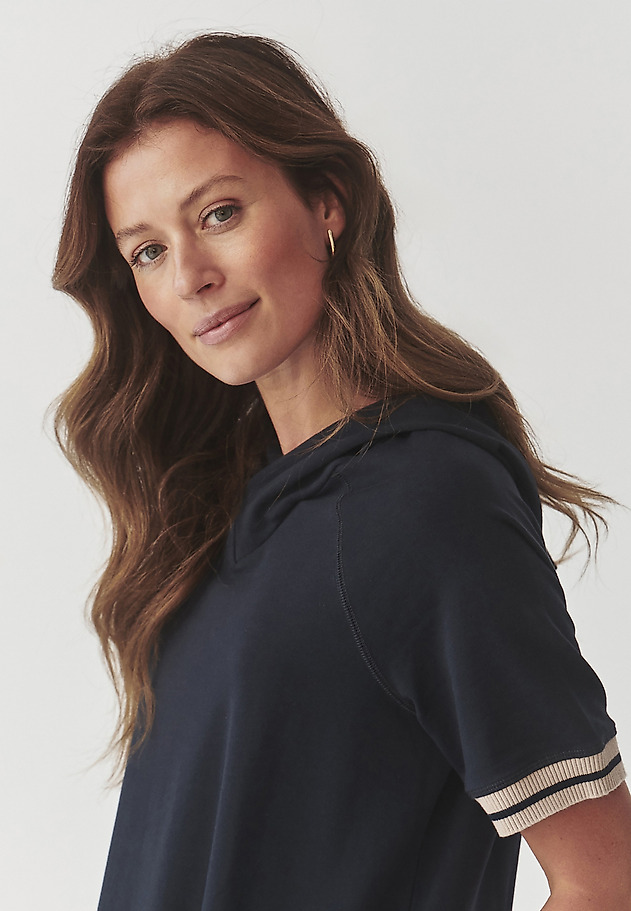 DZIANINOWA SUKIENKA Z KAPTUREM I KIESZENIAMI - JOY DZIANINOWA SUKIENKA Z KAPTUREM I KIESZENIAMI - JOY GRANATOWY 1