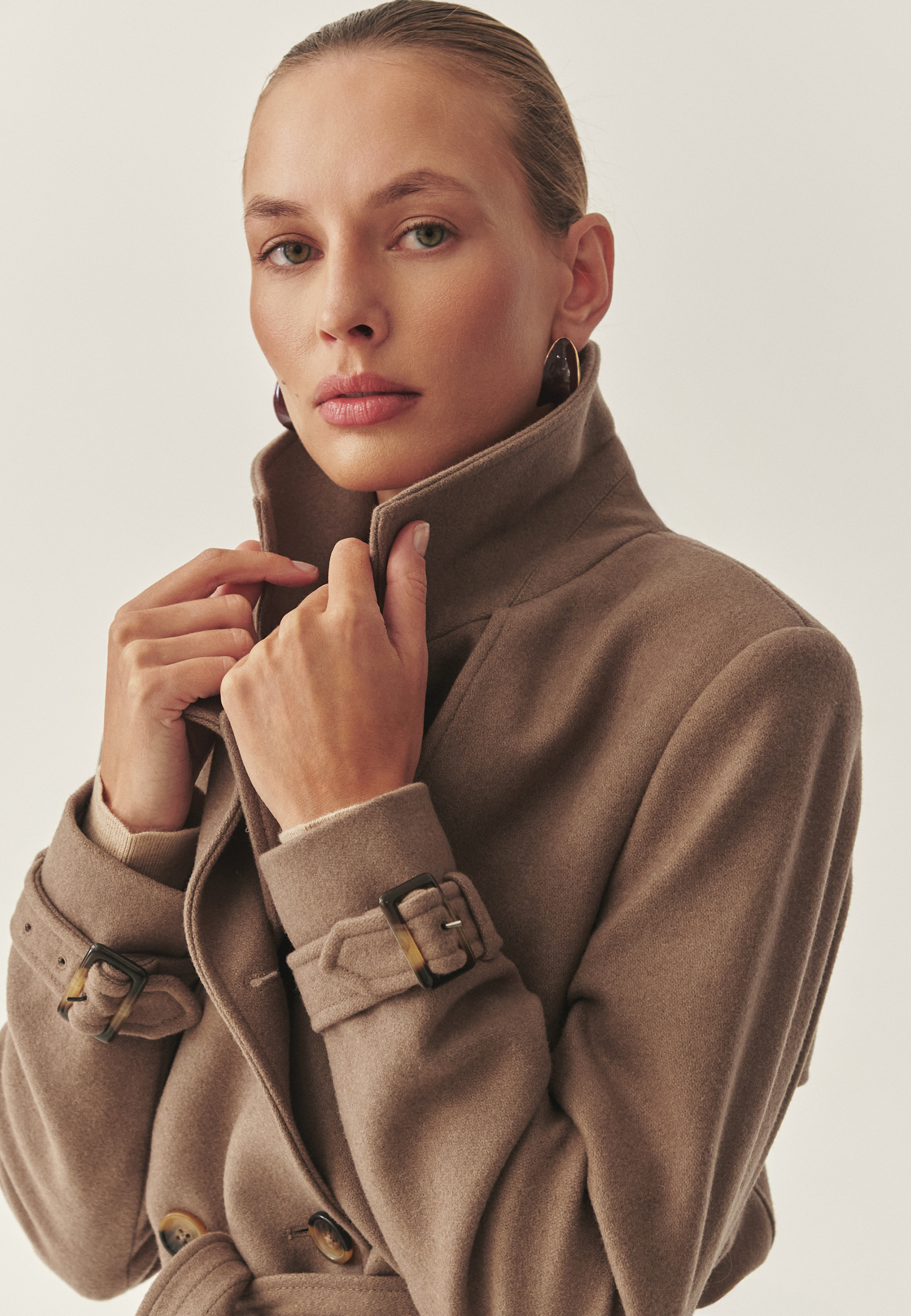 PALTON DE DAMĂ CU DOUĂ RÂNDURI DE NASTURI CU CUREA CU CATARAMĂ - SOKORO BEJ 2