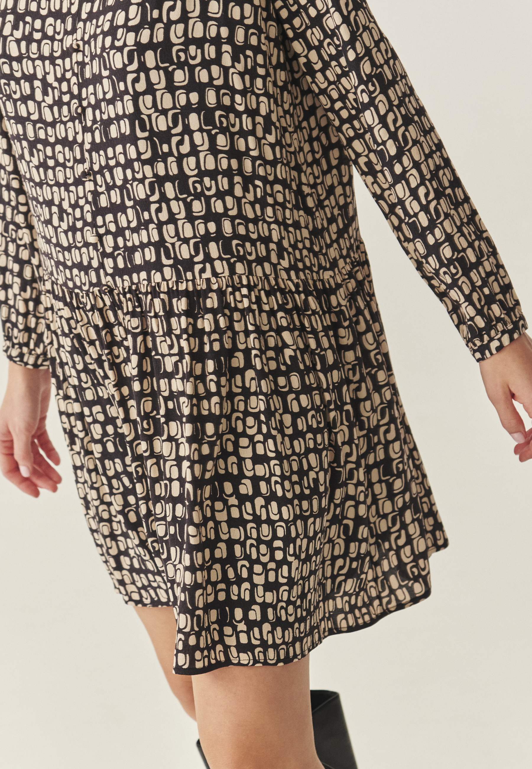 VISKOZNA OBLEKA Z ORIGINALNO ZASNOVO - MARLI VEČBARVNA 2