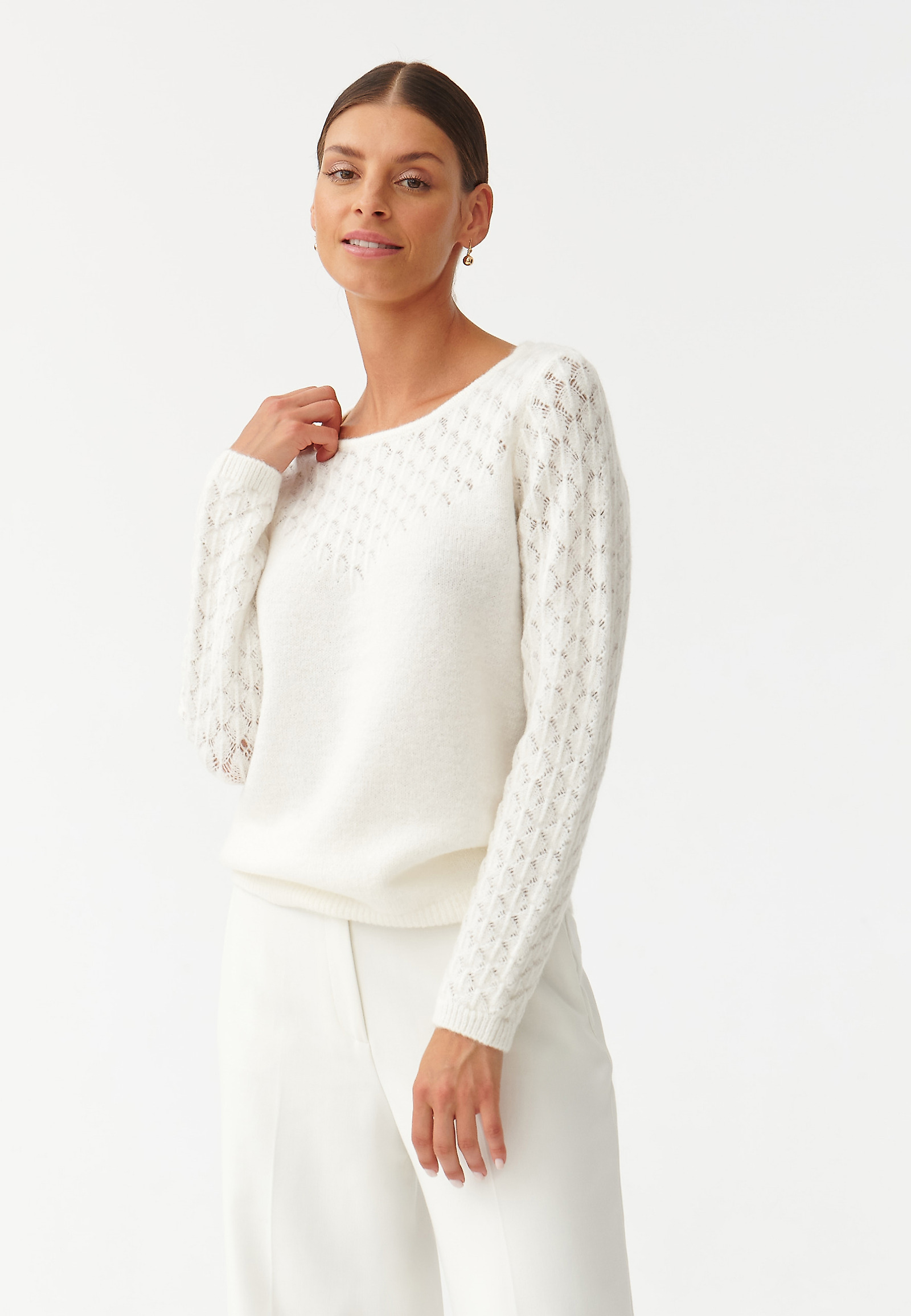 SWETER DAMSKI Z MIEJSCOWYM AŻUROWYM SPLOTEM PONTERO SWETER DAMSKI Z MIEJSCOWYM AŻUROWYM SPLOTEM PONTERO ECRU 92593
