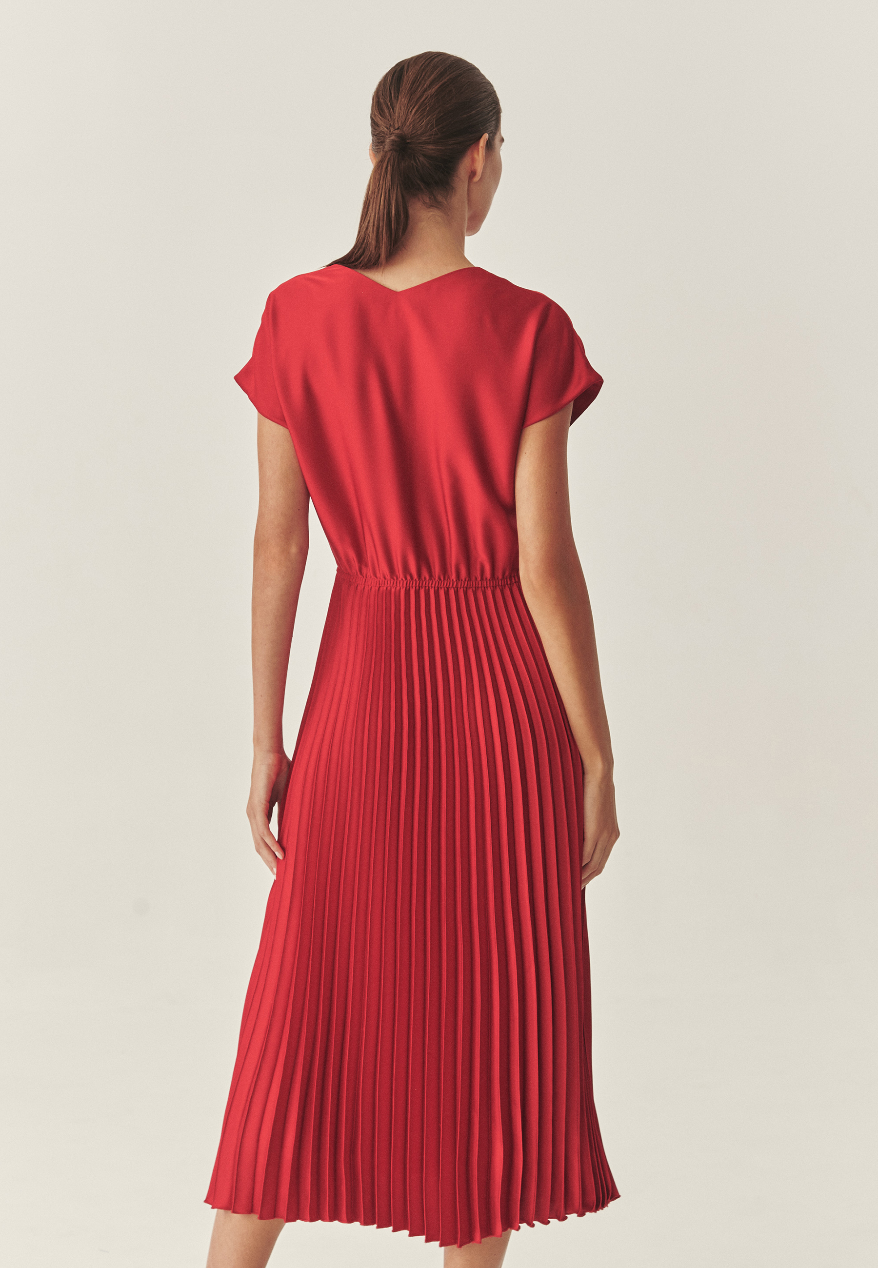 PLISOVANÉ SATÉNOVÉ ŠATY – TELI ČERVENÁ 2