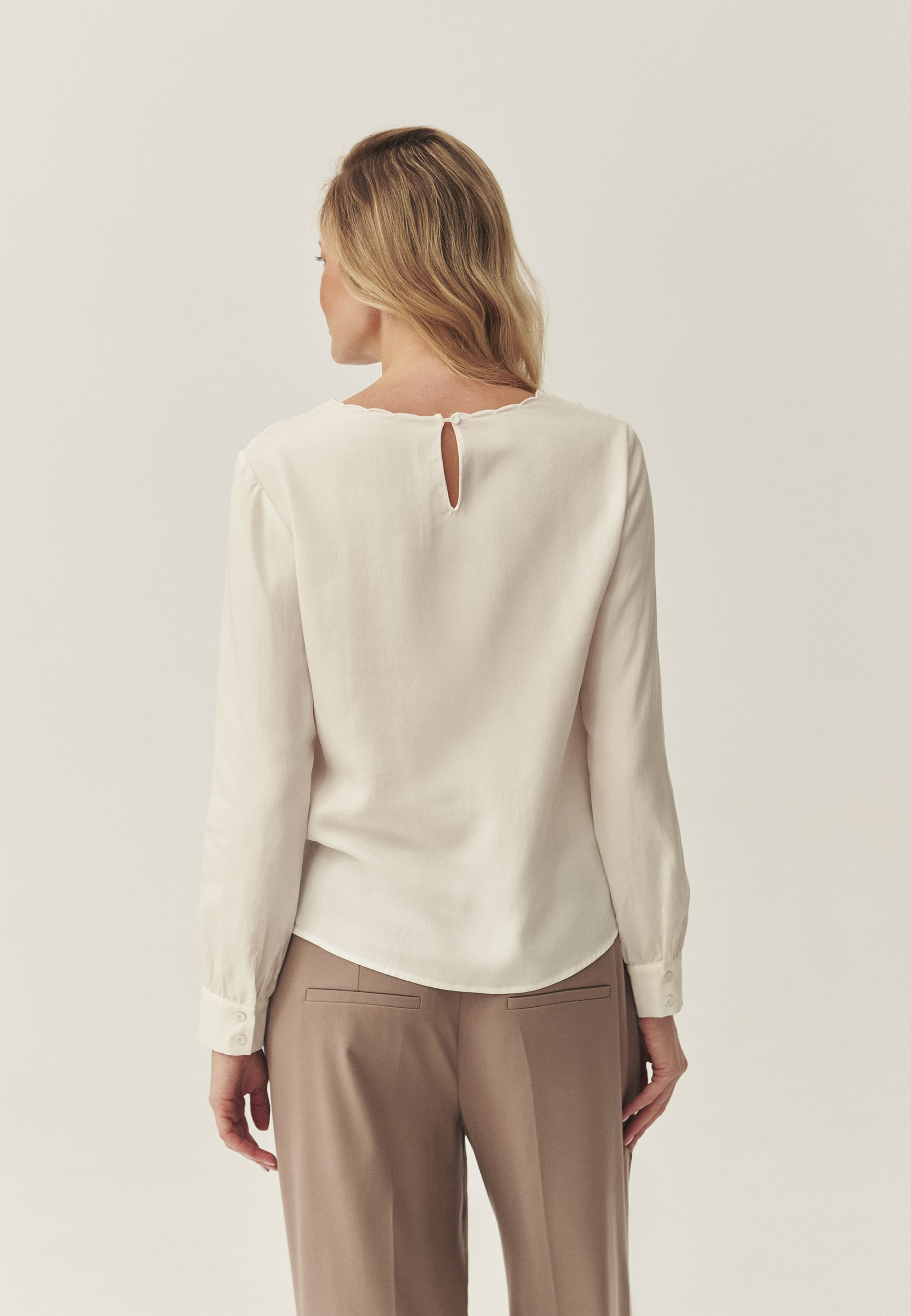 LADIES' WOVEN BLOUSE WITH A SWEETHEART NECKLINE AND LACE EMBELLISHMENT — EMBRO

 ECRU 2