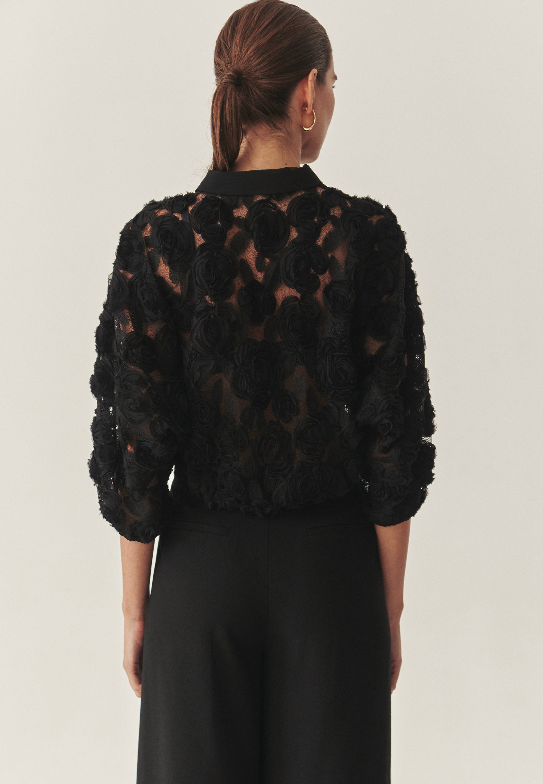 KRÓTKA KOSZULA Z KWIATOWYMI APLIKACJAMI -BRINI 1