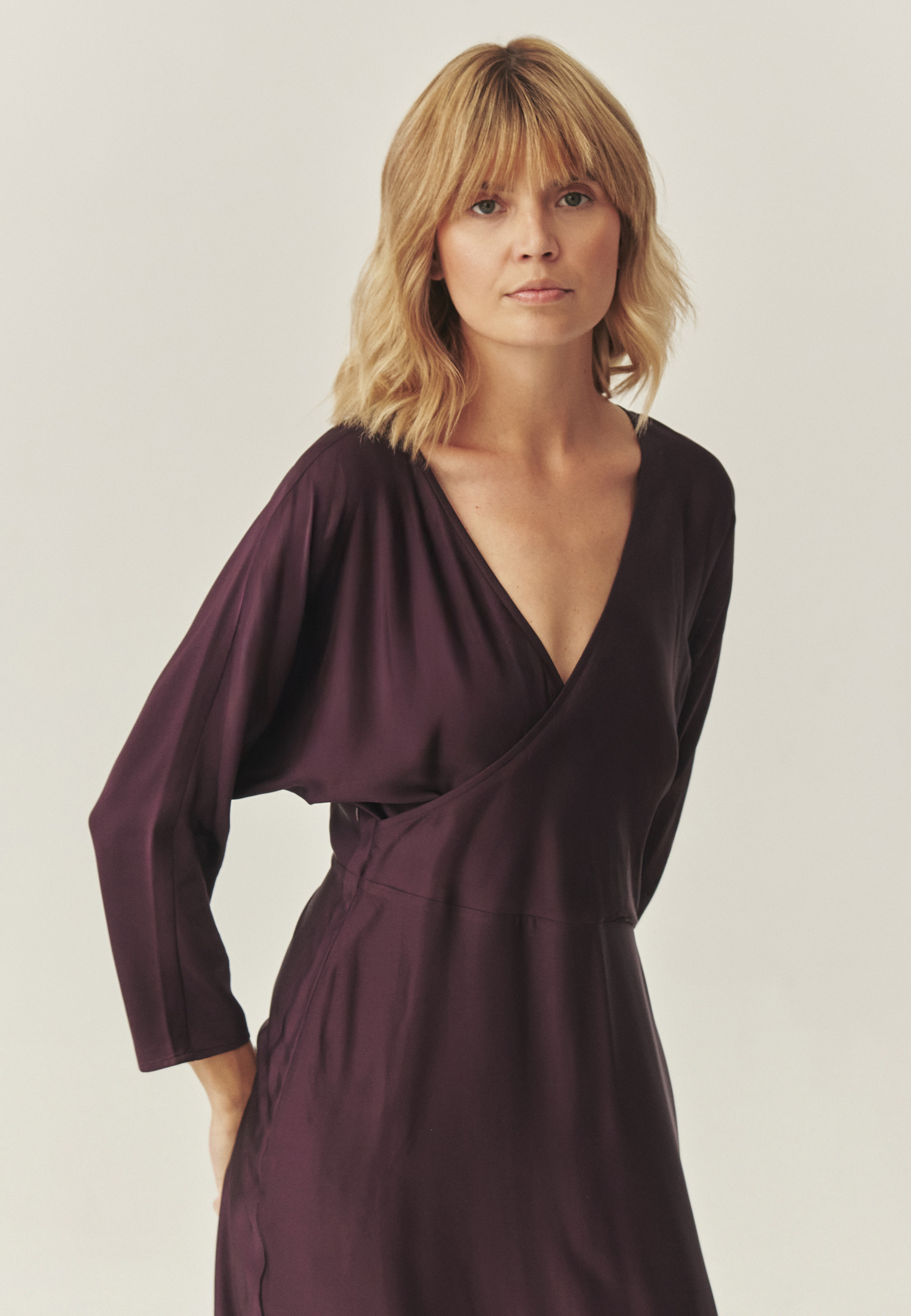 SATENSKA OBLEKA Z LENZING™ ECOVERO™ VISKOZO - FLUSHING RDEČA 2