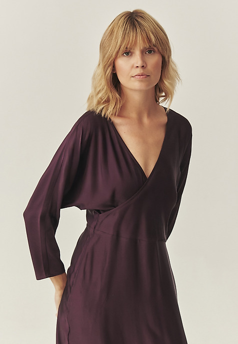 SATYNOWA SUKIENKA Z WISKOZĄ LENZING™ ECOVERO™ - FLUSHING SATYNOWA SUKIENKA Z WISKOZĄ LENZING™ ECOVERO™ - FLUSHING