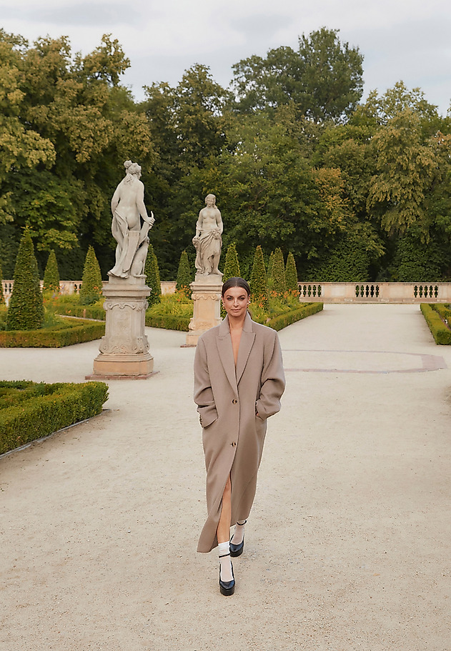 LONG SINGLE-BREASTED LADIES’ COAT WITH SPACIOUS POCKETS - MAWE LONG SINGLE-BREASTED LADIES’ COAT WITH SPACIOUS POCKETS - MAWE BEŻOWY 1