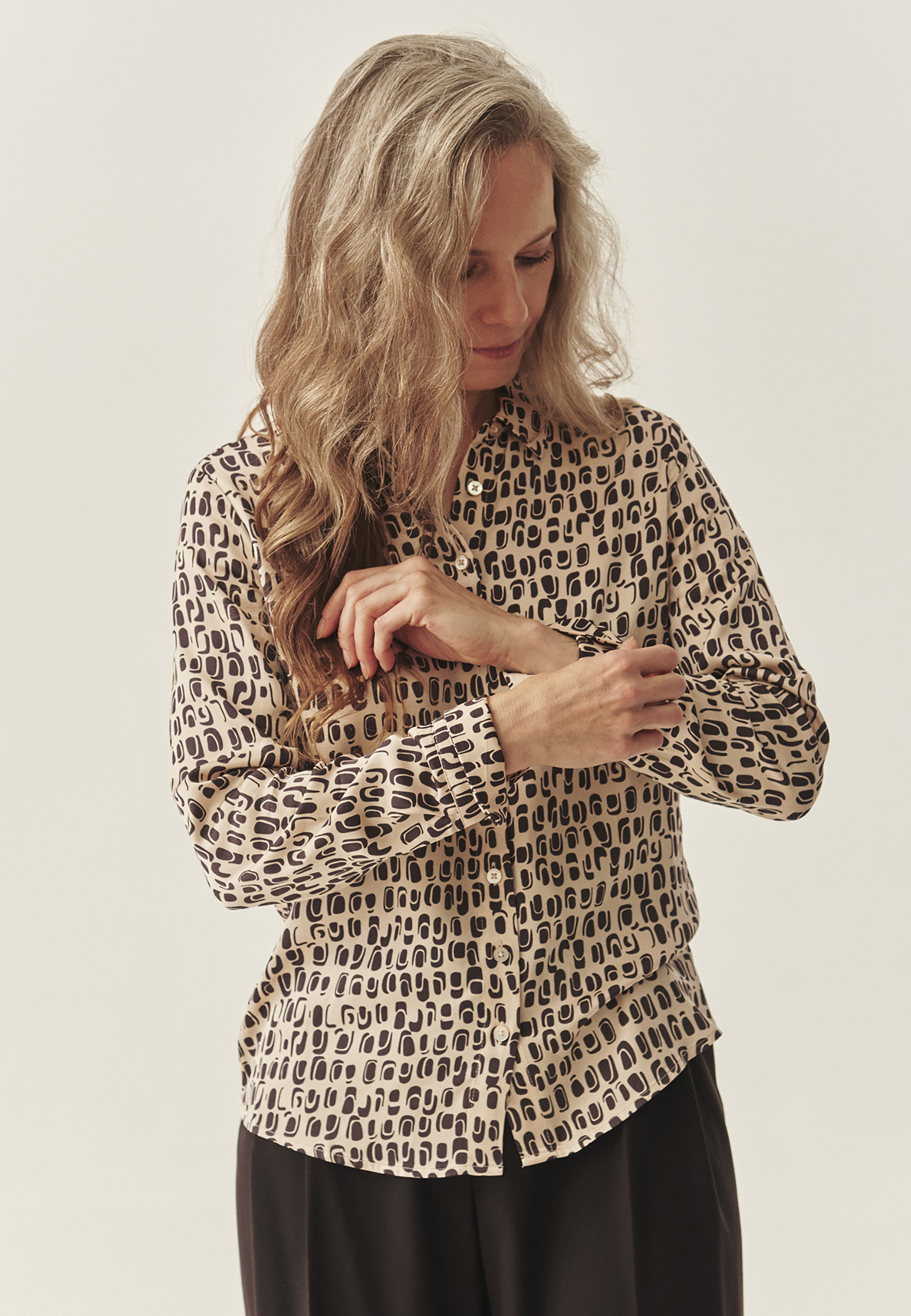 SATENSKA SRAJCA S PATENTIRANIM DIZAJNOM - NIKA VEČBARVNA 2