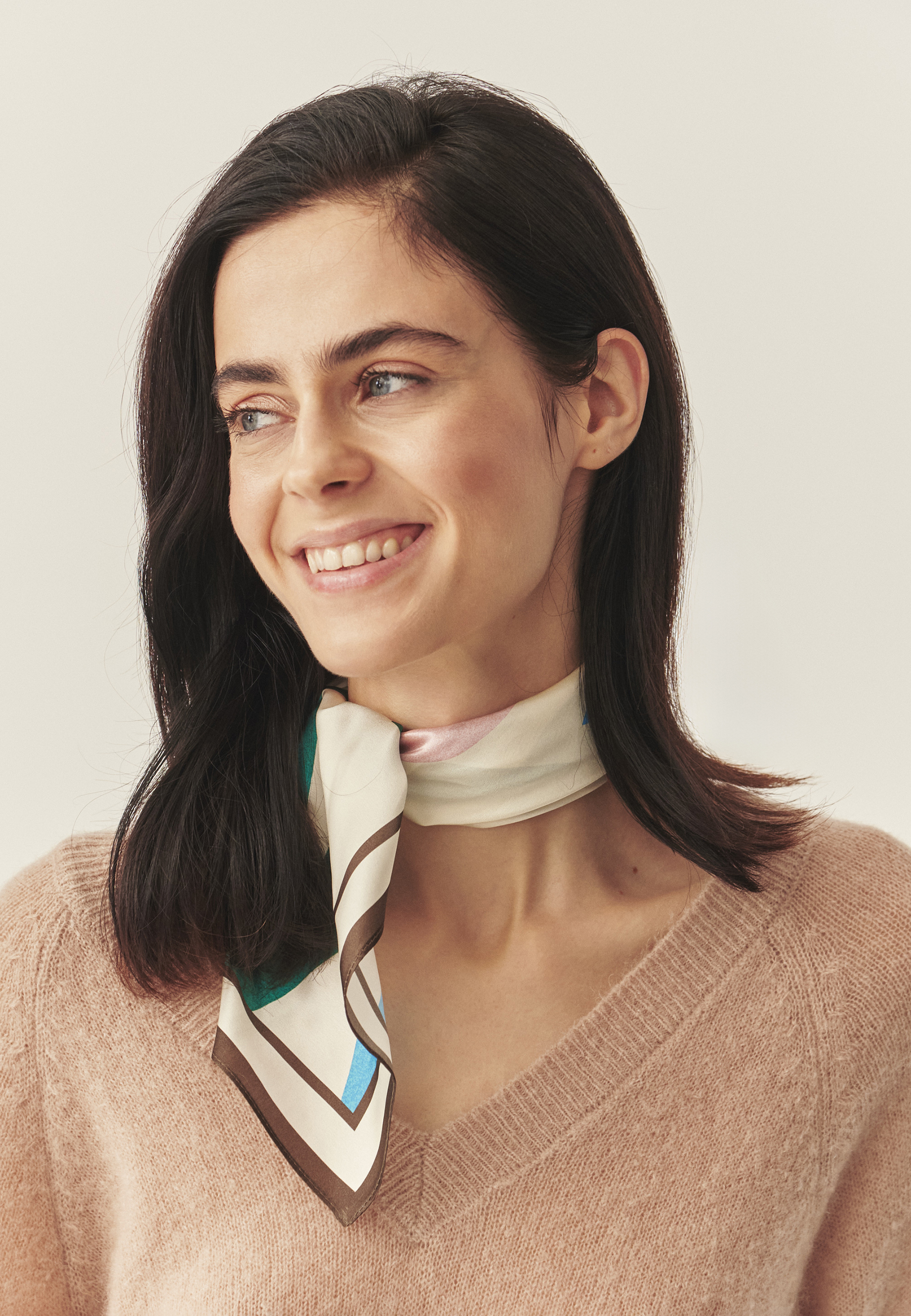 JEDWABNA CHUSTA Z MOTYWEM MISIA USZATKA - NYRA MULTIKOLOR 2