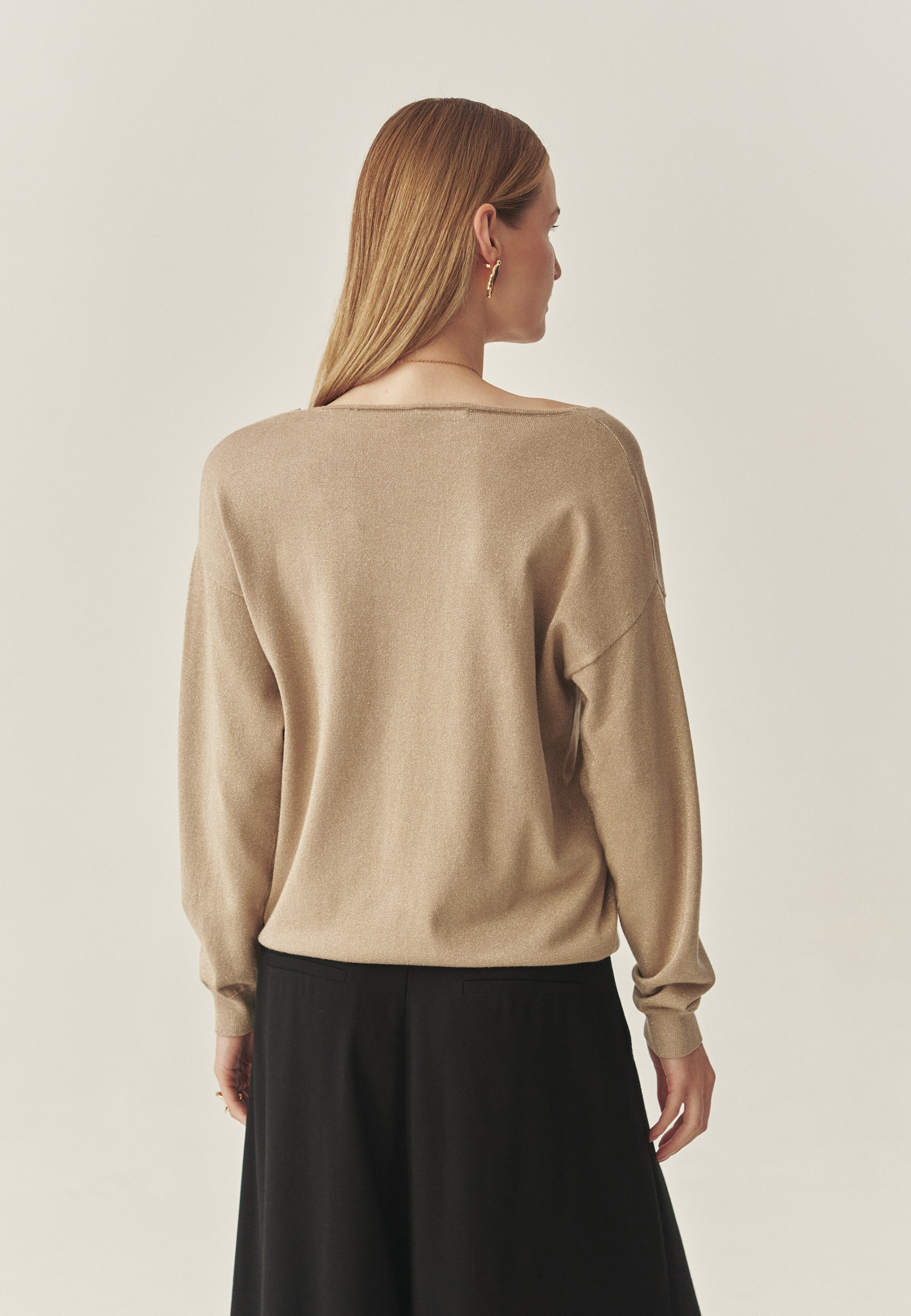 PULOVER CLASIC DE DAMĂ, CU DECOLTEU ÎN FORMA LITEREI „V” ȘI FIR LUCIOS — FLARE 1 GALBEN 2