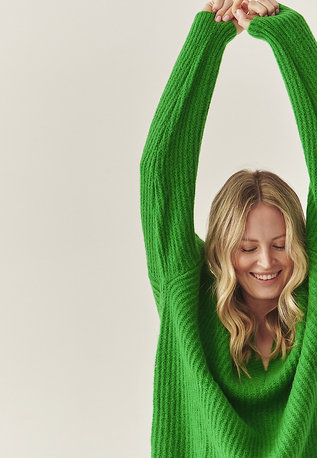 PULOVER DE DAMĂ OVERSIZE CU DECOLTEU ÎN FORMA LITEREI „V” — ONYX PULOVER DE DAMĂ OVERSIZE CU DECOLTEU ÎN FORMA LITEREI „V” — ONYX VERDE 7