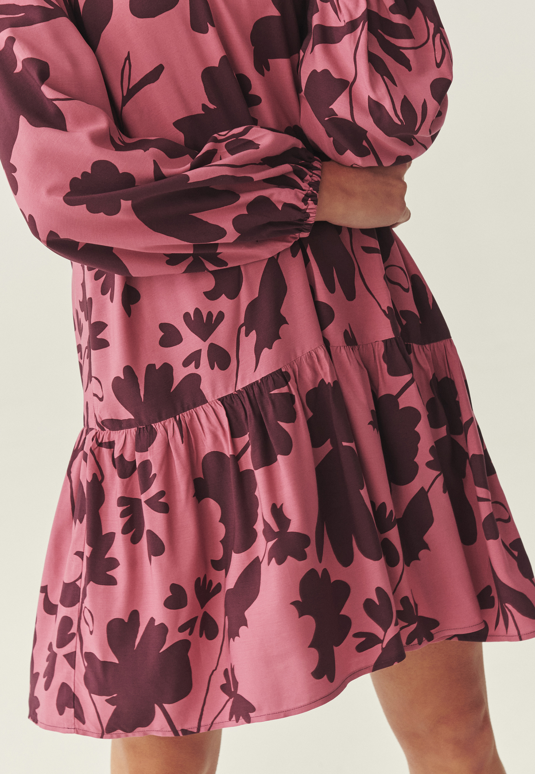 WZORZYSTA SUKIENKA Z WISKOZY LENZING™ ECOVERO™ - TATINA MULTIKOLOR 2