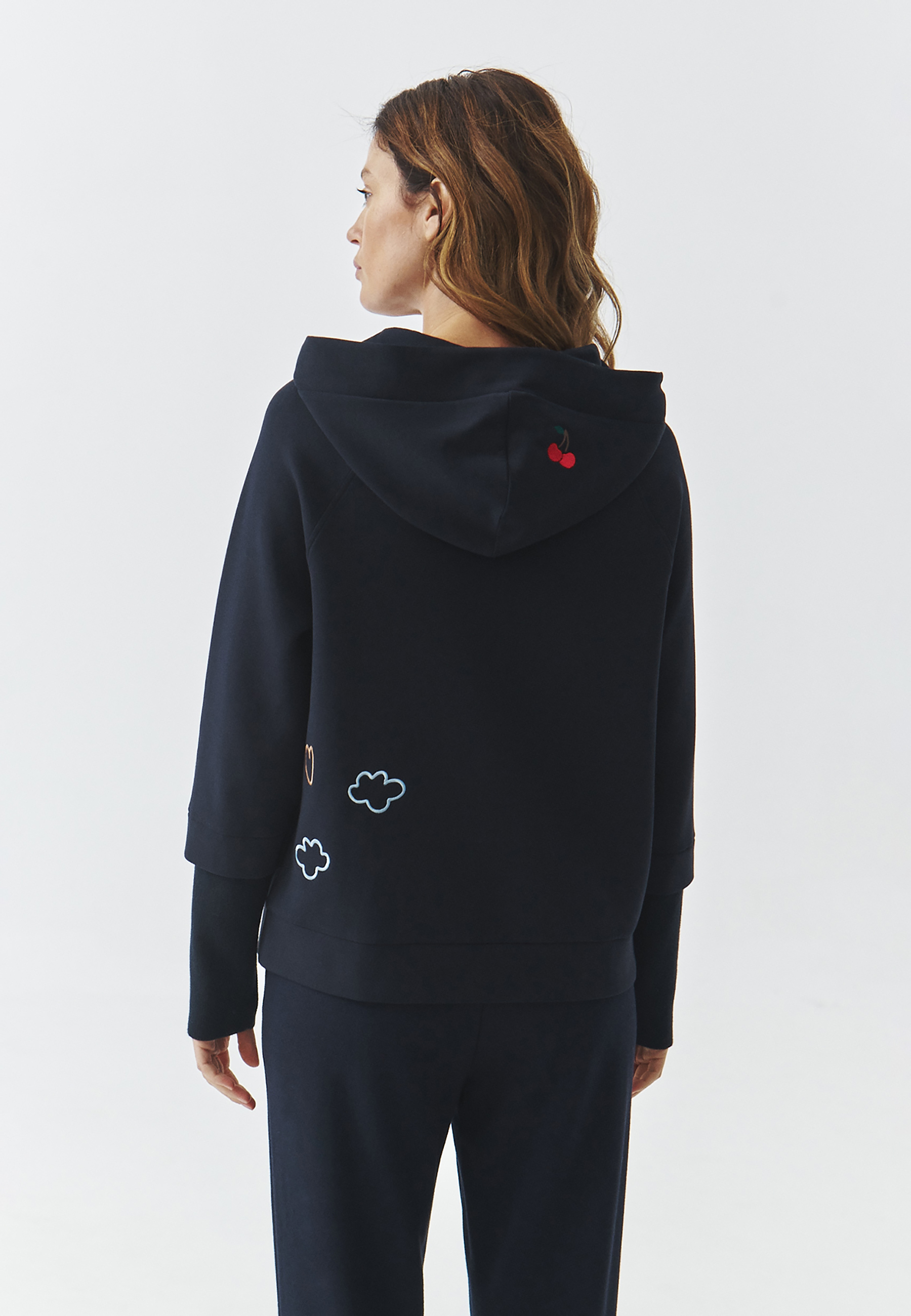 DÁMSKA ÚPLETOVÁ MIKINA NA ZIPS A S NÁŠIVKAMI A MOTÍVOM MACKA UŠKA – ENRIKA