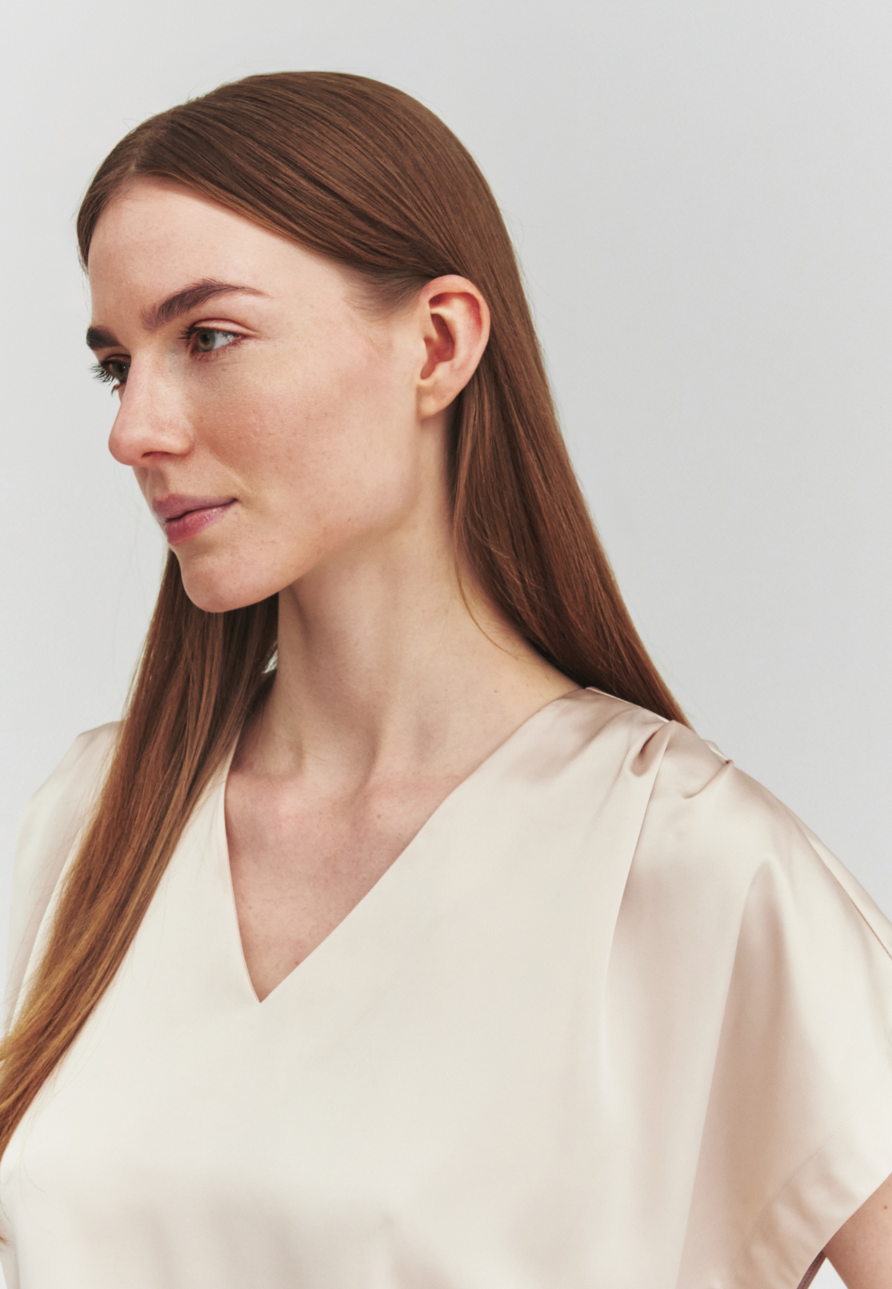 SATÉNOVÁ HALENKA S KRÁTKÝMI RUKÁVY – NARIE bezowy 2