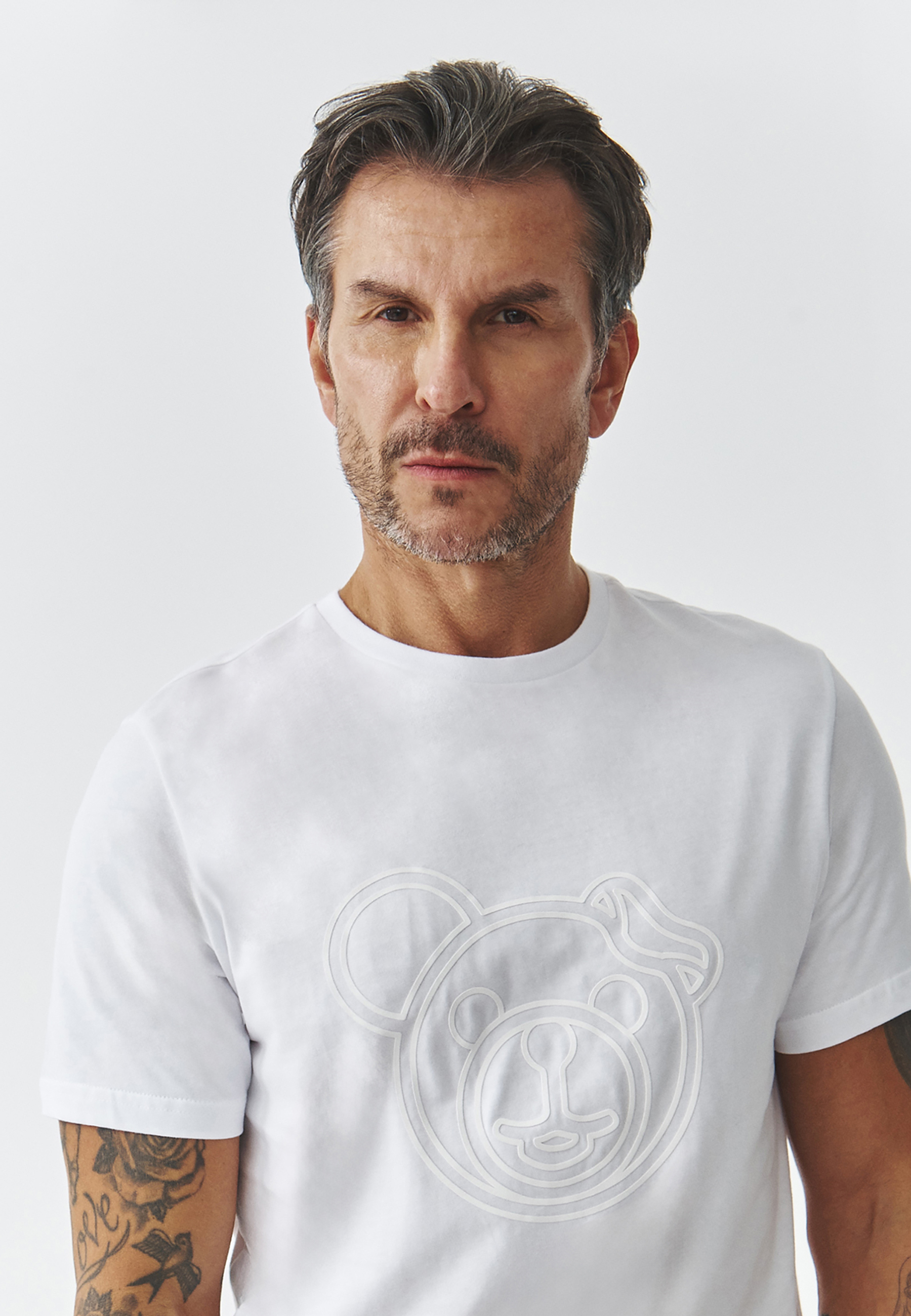 BAWEŁNIANY T-SHIRT MĘSKI Z NADRUKIEM — CHRIS BIAŁY 2