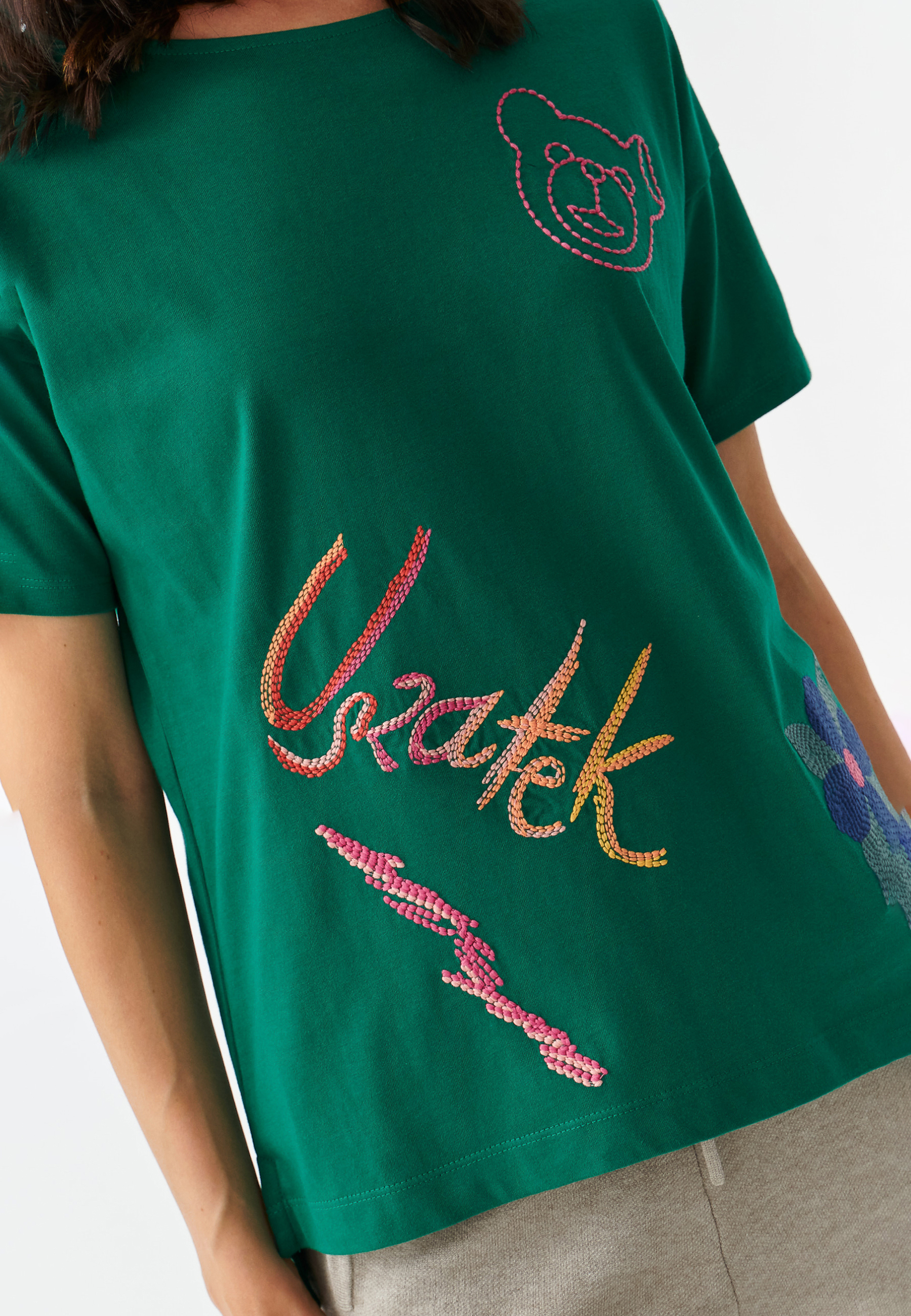 T-SHIRT DAMSKI Z WIELOBARWNYMI HAFTAMI MIZATI 1 ZIELONY 2