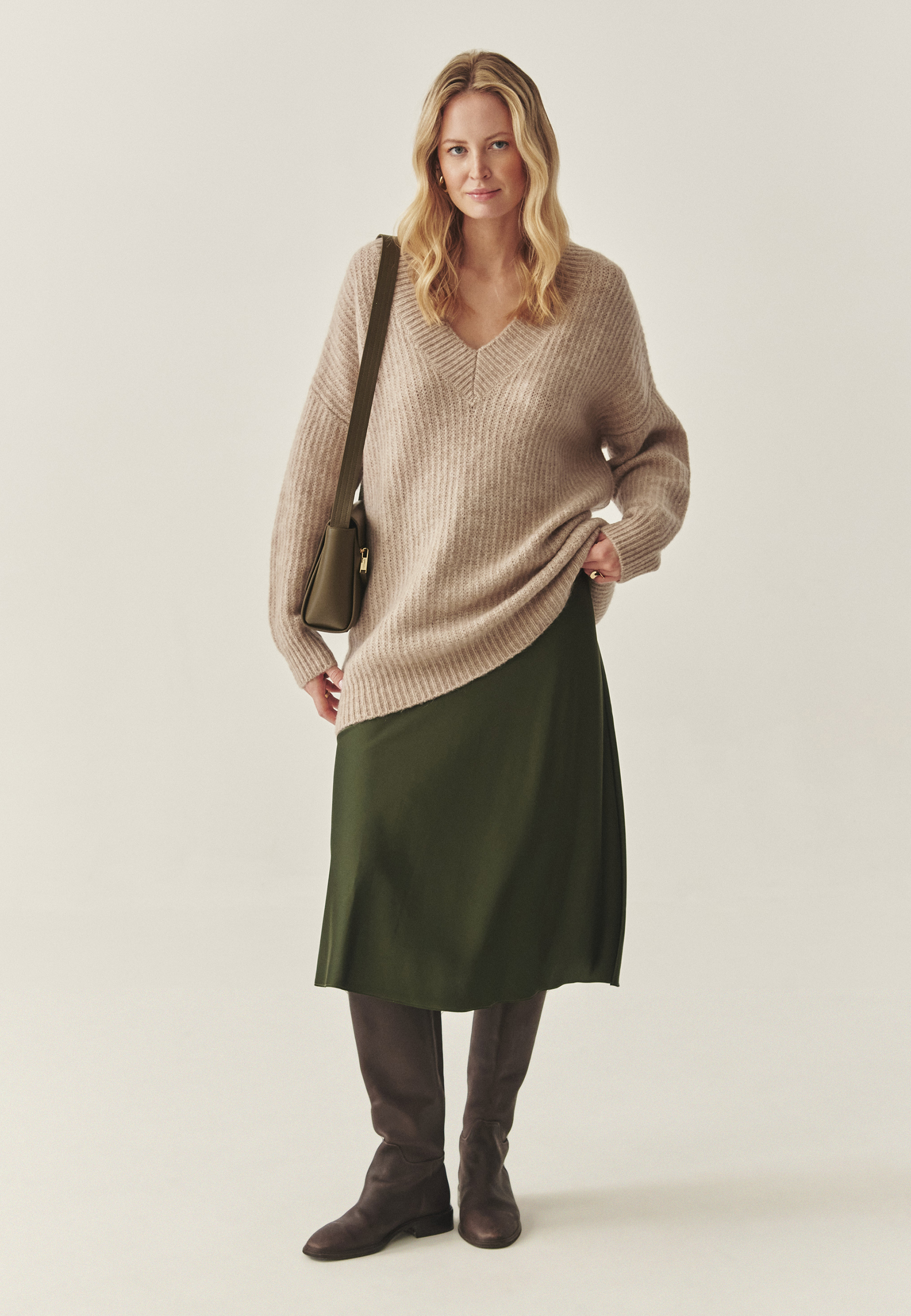 PULOVER DE DAMĂ OVERSIZE CU DECOLTEU ÎN FORMA LITEREI „V” — ONYX BEJ 2