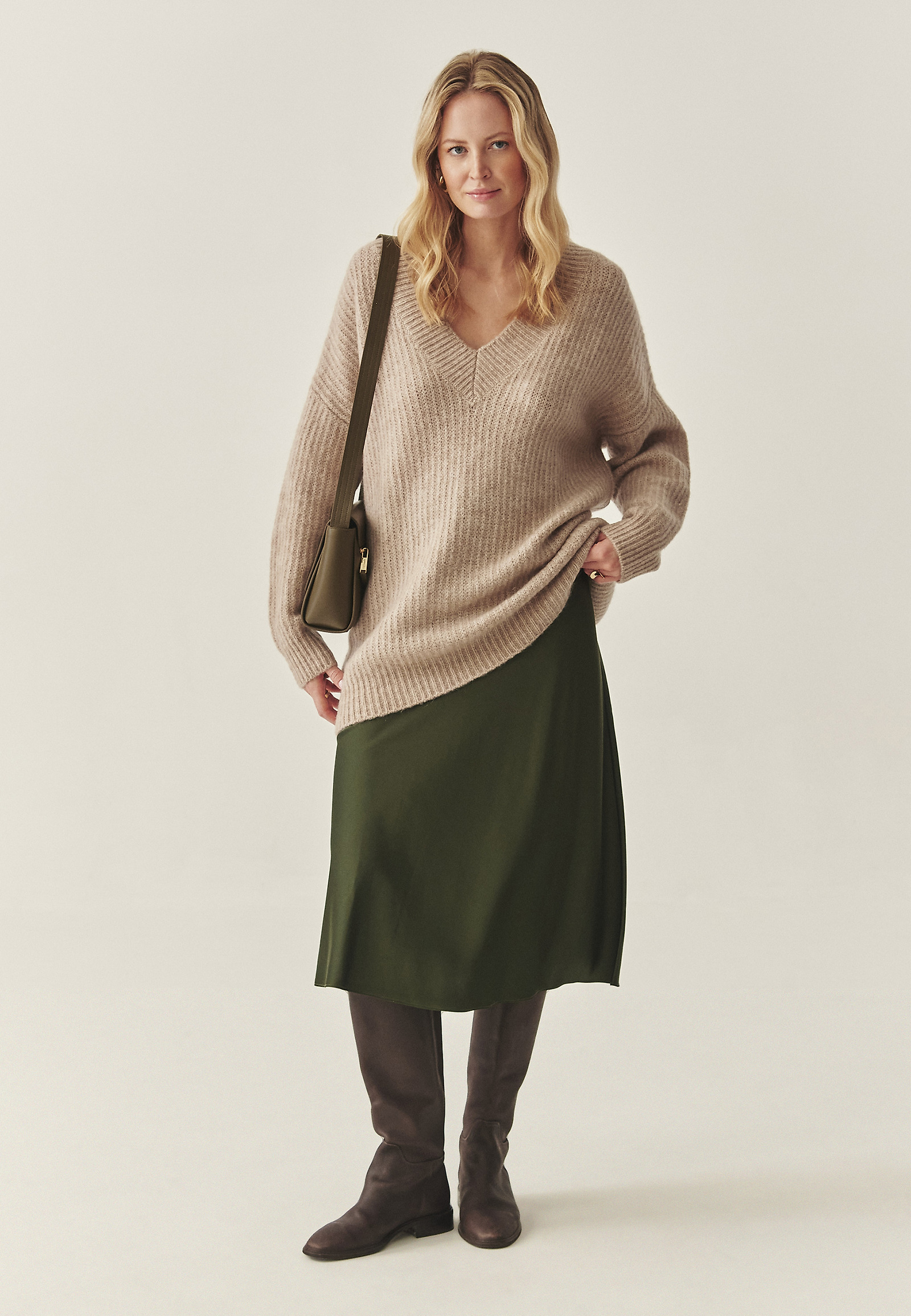 DAMSKI PULOVER OVERSIZE Z IZREZOM - ONYX DAMSKI PULOVER OVERSIZE Z IZREZOM - ONYX BEŽ 117168
