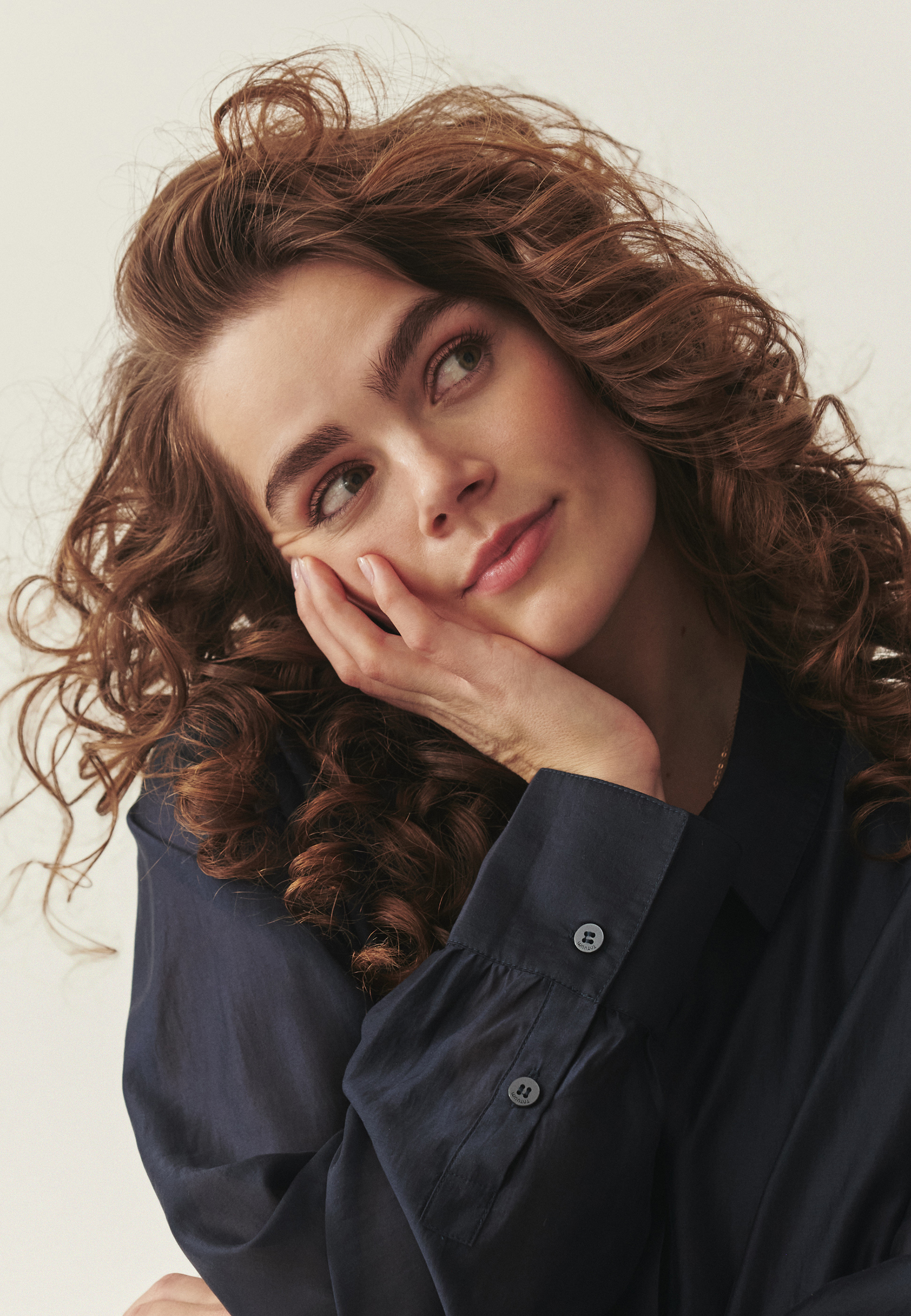 KOSZULA O KROJU BOMBKI Z LYOCELLEM TENCEL™ - DOVELA GRANATOWY 2