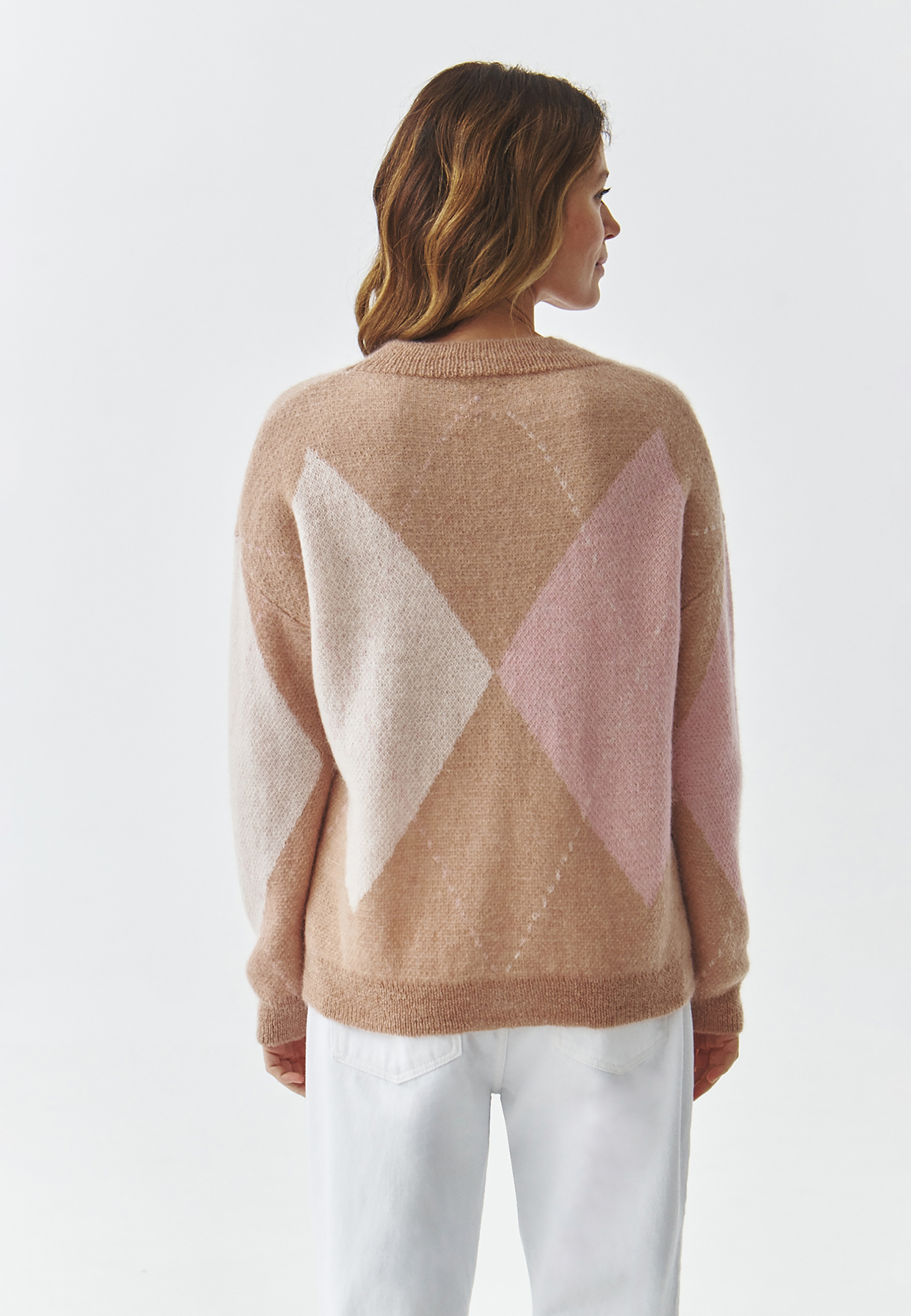 DAMSKI SWETER W ROMBY Z MOTYWEM MISIA USZATKA — COLETTE MULTIKOLOR 2