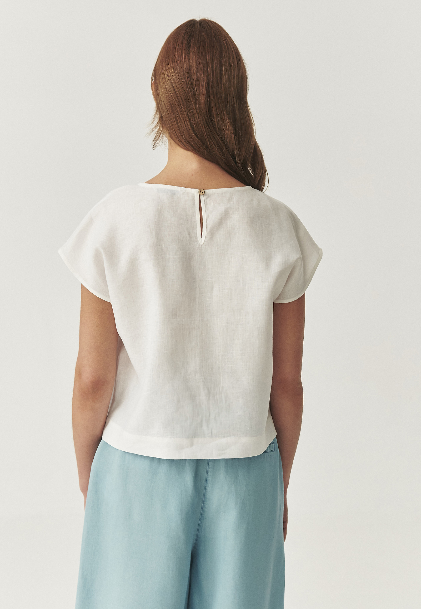 BLUZA IZ LANENIH TKANIN BREZ ROKAVOV - KRIKO BLUZA IZ LANENIH TKANIN BREZ ROKAVOV - KRIKO BELA 112407