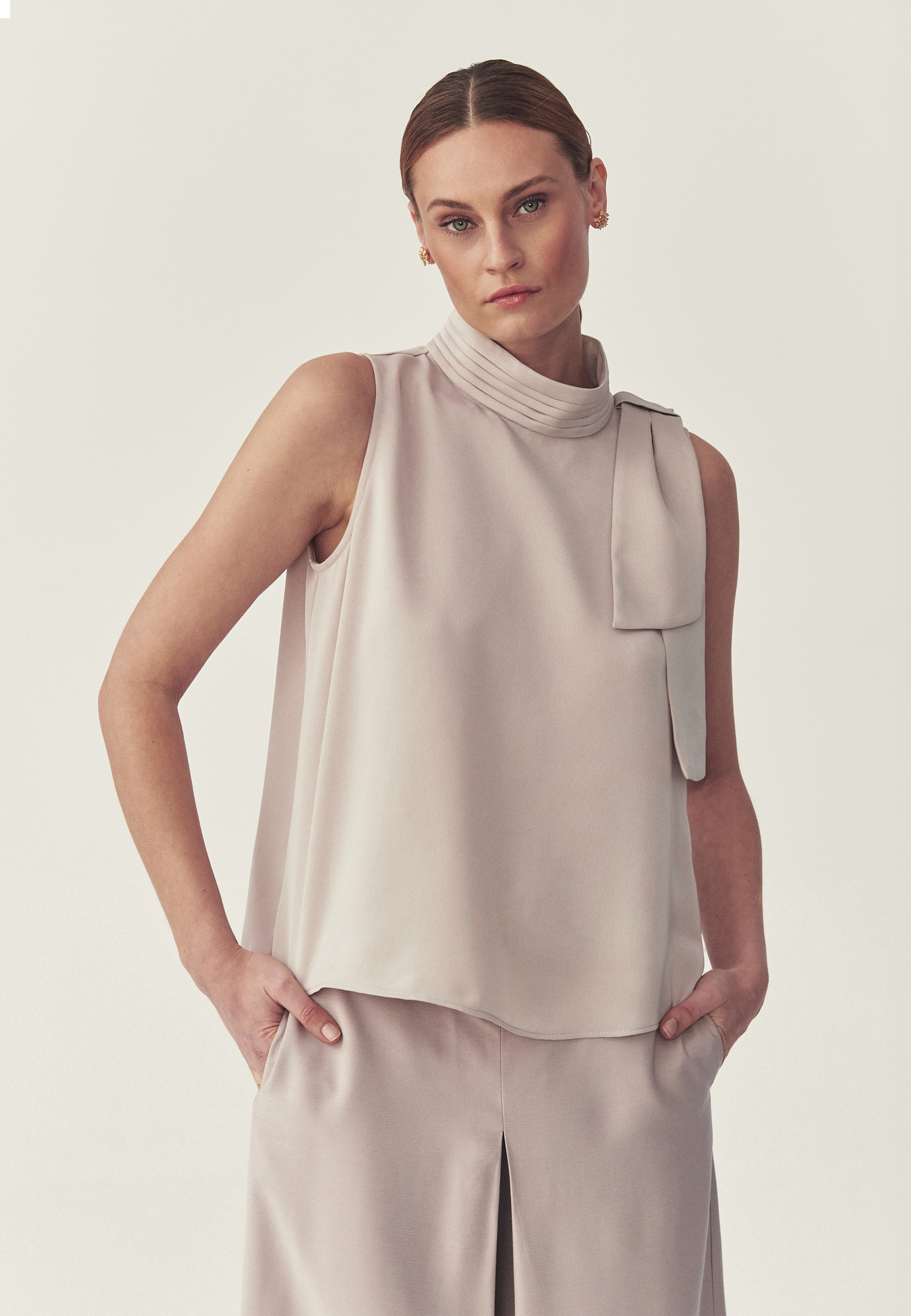 BLUZĂ DIN SATIN, CU GULER SEMI-ÎNALT - LORITA bezowy 2