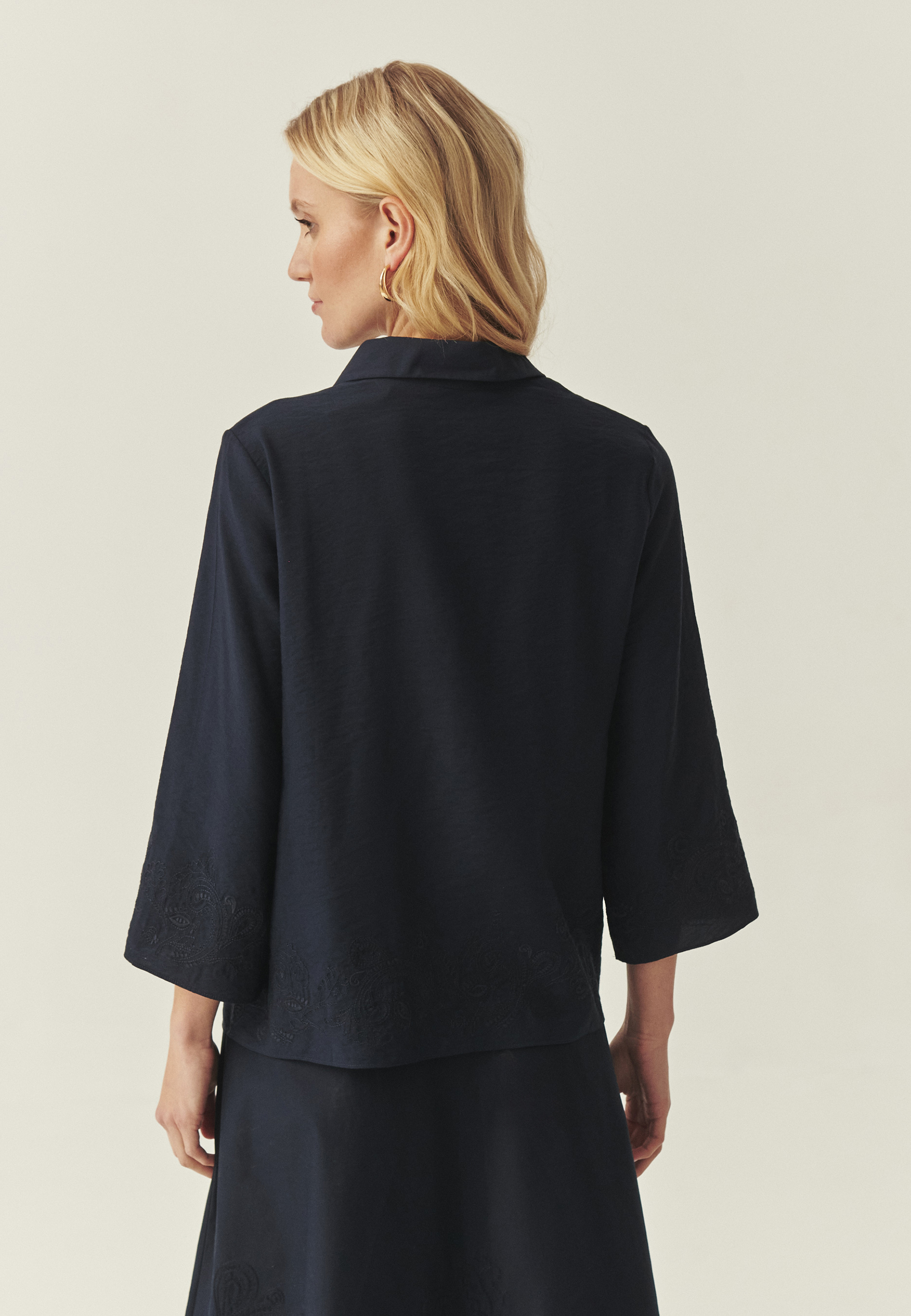 BLUZĂ ÎNNOPTATĂ CU BRODERIE - HATARI