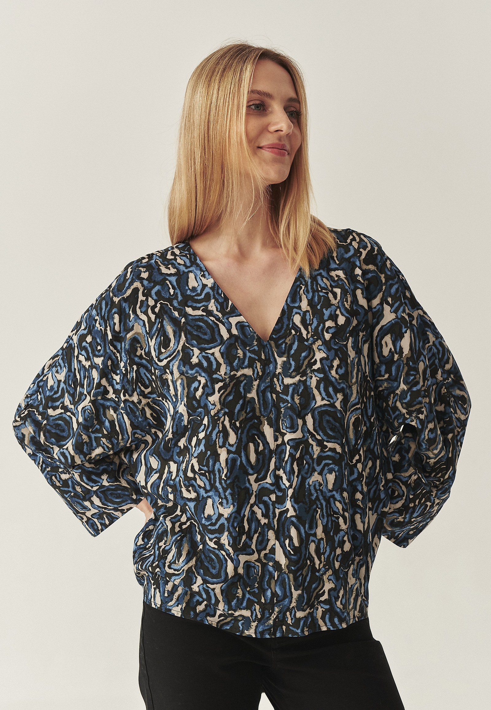 BLUZA IZ VISKOZE Z ORIGINALNIM DIZAJNOM - VIVIENNE 1 BLUZA IZ VISKOZE Z ORIGINALNIM DIZAJNOM - VIVIENNE 1 VEČBARVNA 114387