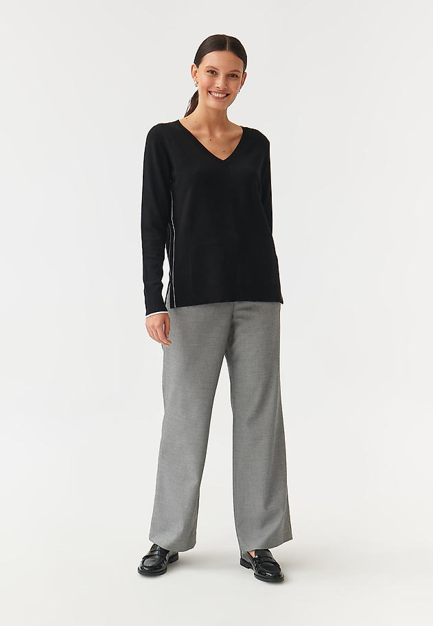 LADIES’ CLASSIC SWEATER WITH V-SHAPED NECKLINE TOLA 1 LADIES’ CLASSIC SWEATER WITH V-SHAPED NECKLINE TOLA 1 CZARNY 2