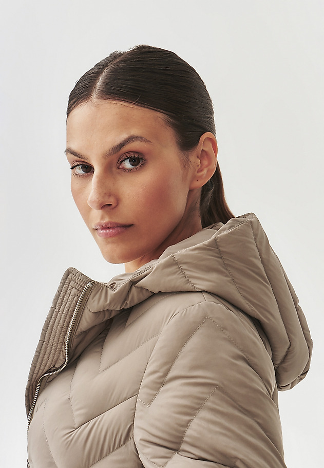 LADIES' PUFF COAT WITH HOOD AND TIE BELT - GAMI LADIES' PUFF COAT WITH HOOD AND TIE BELT - GAMI BEŻOWY 5