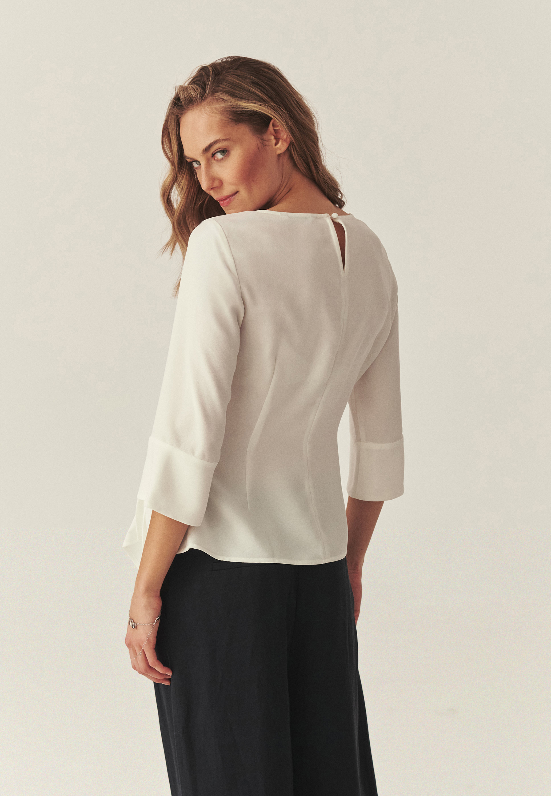 BLUZĂ ELEGANTĂ, LEGATĂ ÎN TALIE - MALIE ALB 2