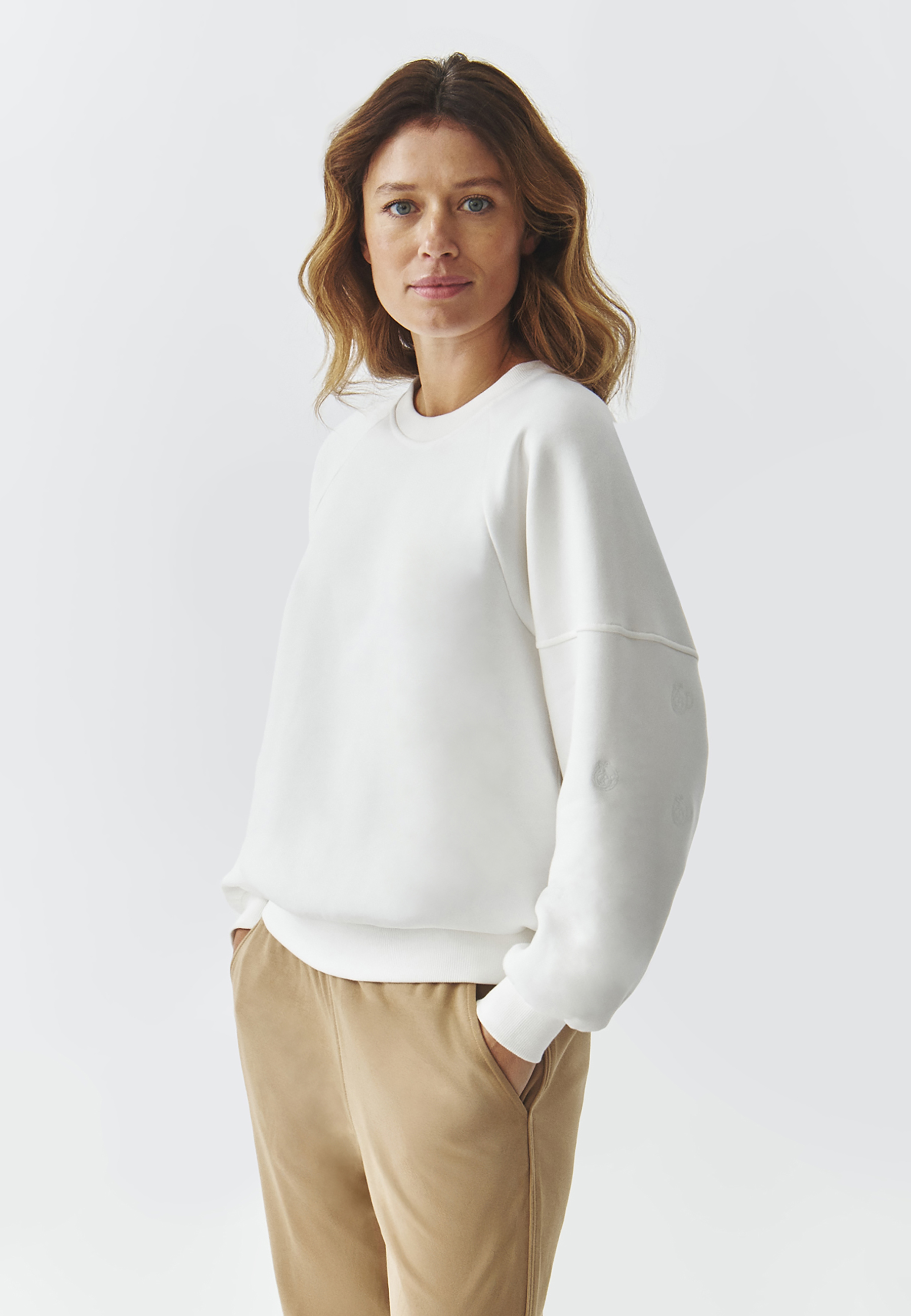 DZIANINOWA BLUZA DAMSKA Z WYSZYWANYMI RĘKAWAMI I MOTYWEM MISIA USZATKA — FAME ECRU 2