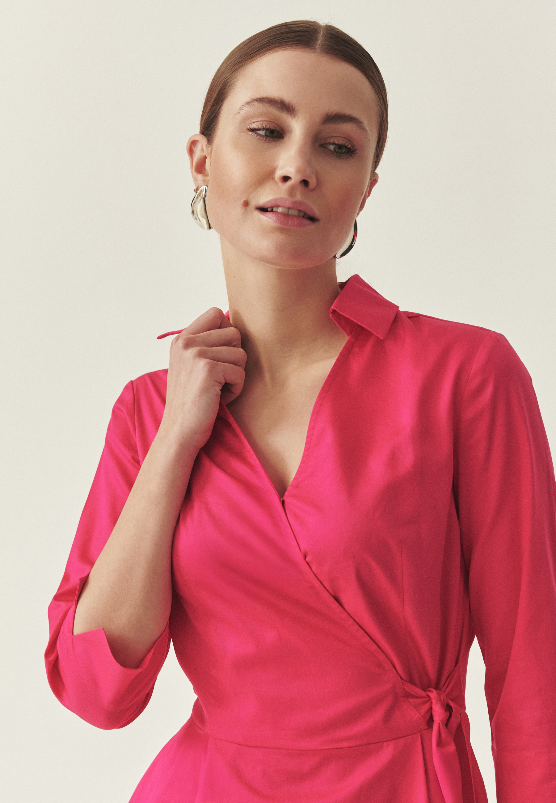 BAWEŁNIANA SUKIENKA Z KOPERTOWYM DEKOLTEM - TANIKI Z RÓŻOWY 2