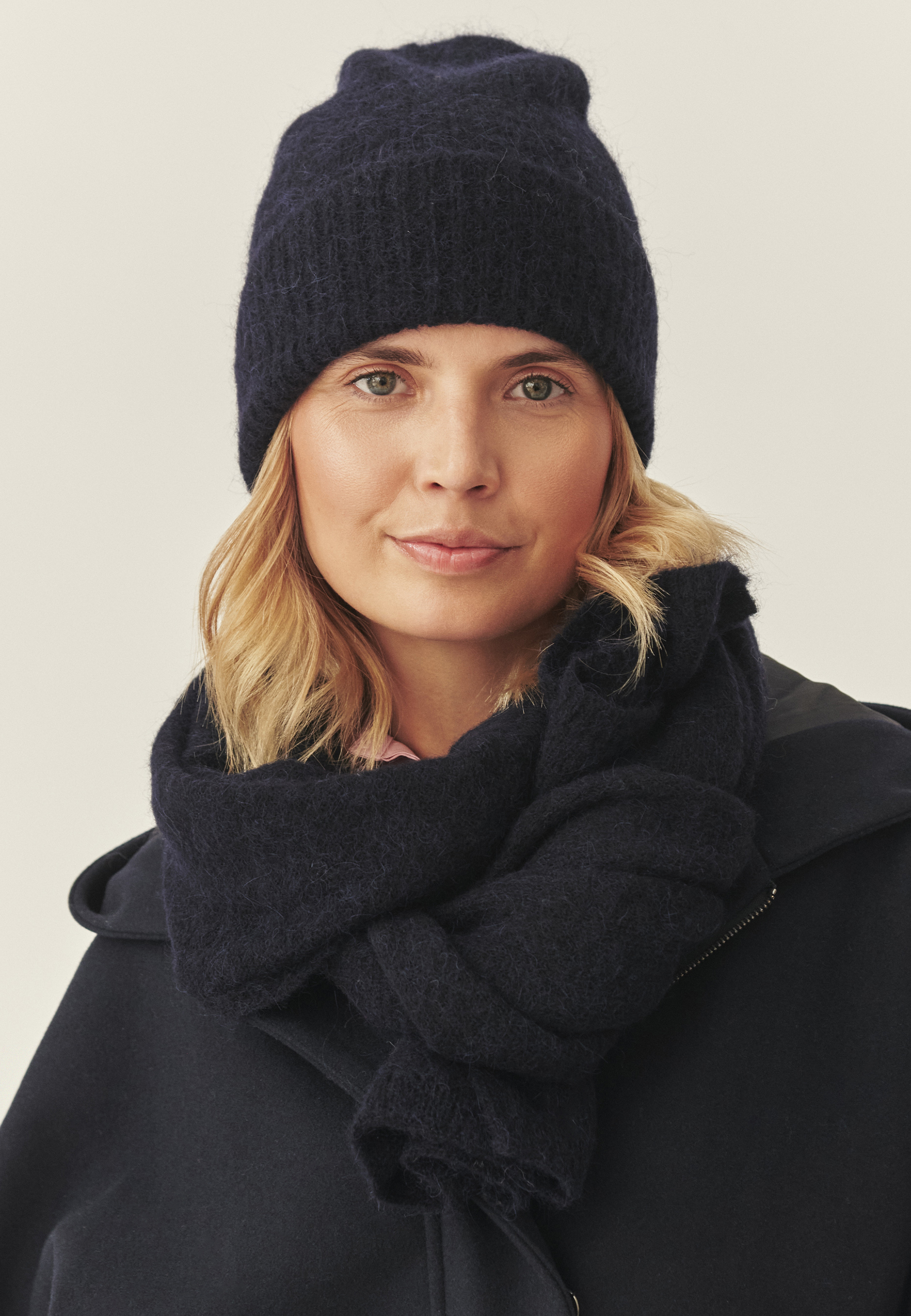 KLASYCZNY SZALIK Z WEŁNĄ I ALPAKĄ - NUVASSA GRANATOWY 2