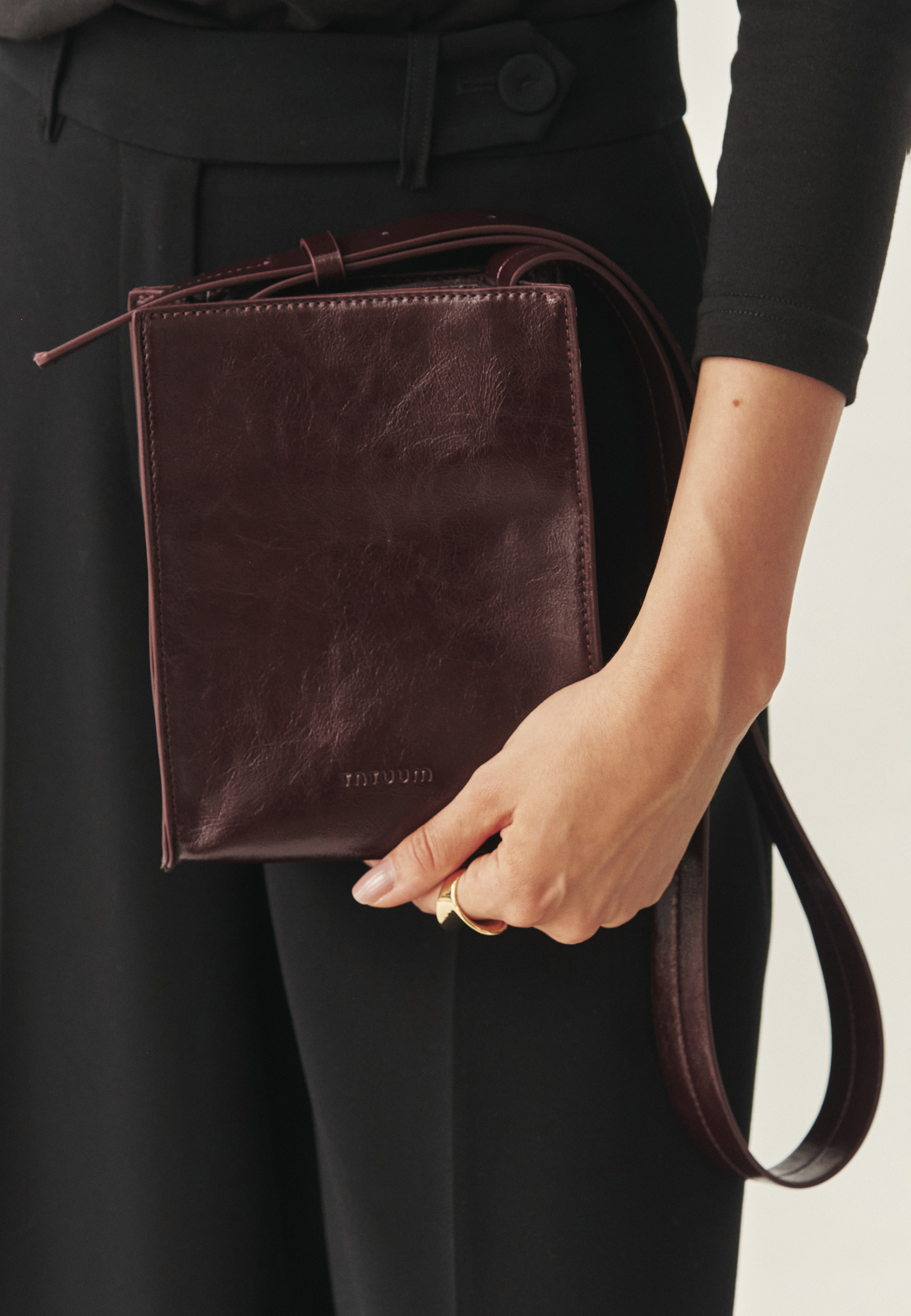 BORDOVÁ KOMPAKTNÁ KABELKA - BURGUNDY GLINT ČERVENÁ 2