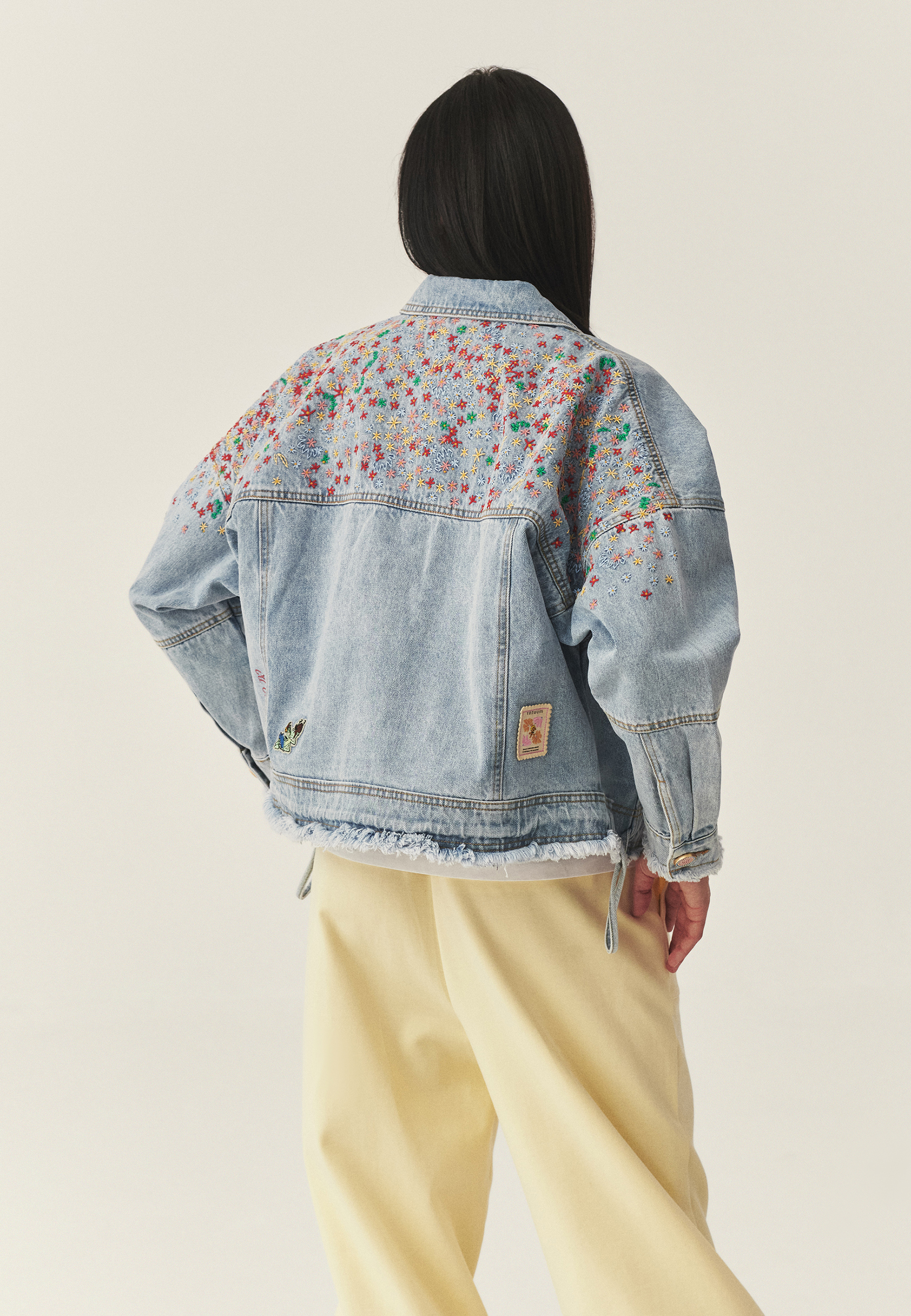 DŽÍNOVÁ BUNDA S VÝŠIVKOU – WARATIKA