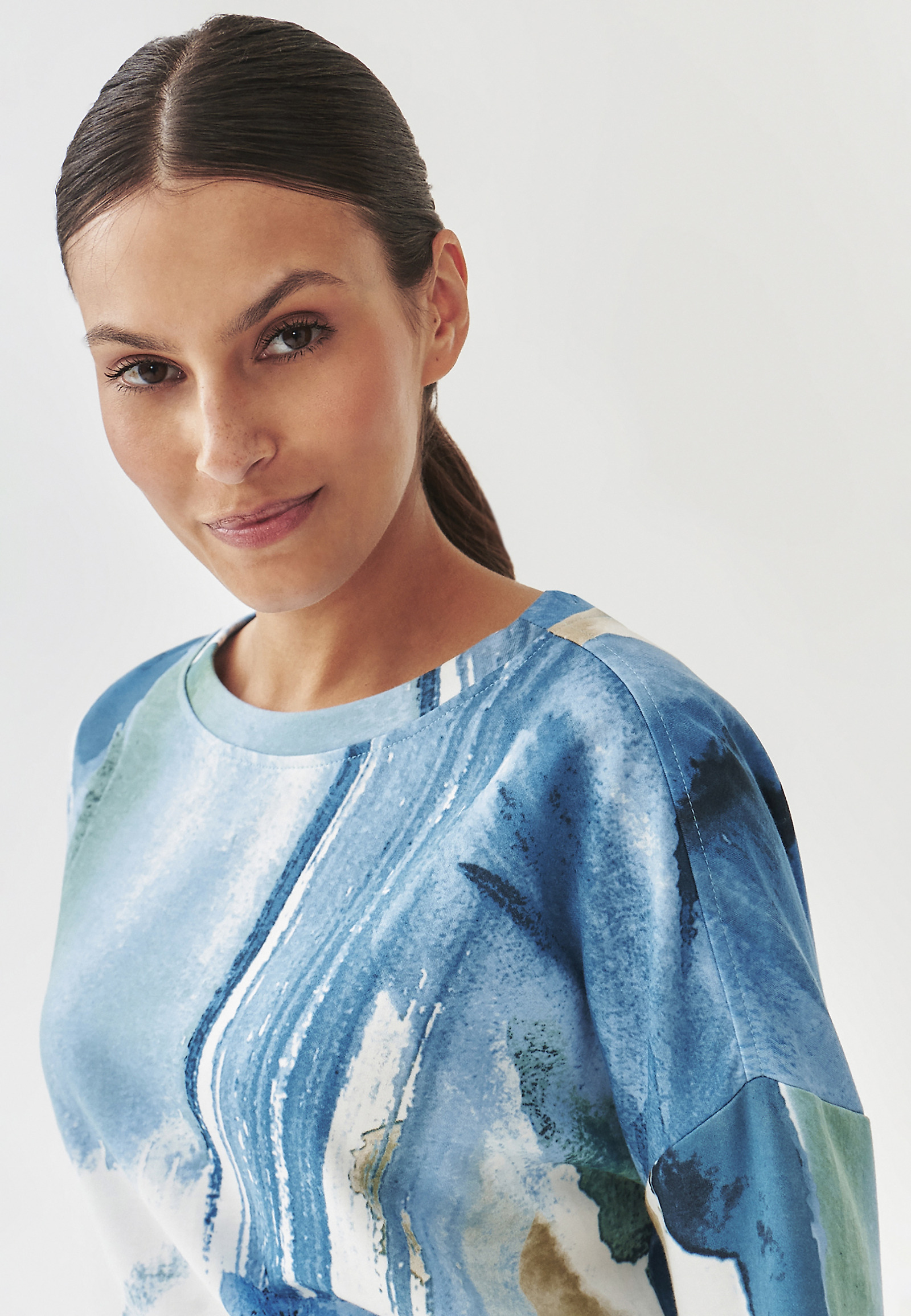 DÁMSKÁ ÚPLETOVÁ MIKINA S RAFINOVANÝM POTISKEM - YOLANDA 1 DÁMSKÁ ÚPLETOVÁ MIKINA S RAFINOVANÝM POTISKEM - YOLANDA 1 VÍCEBAREVNÝ 100914