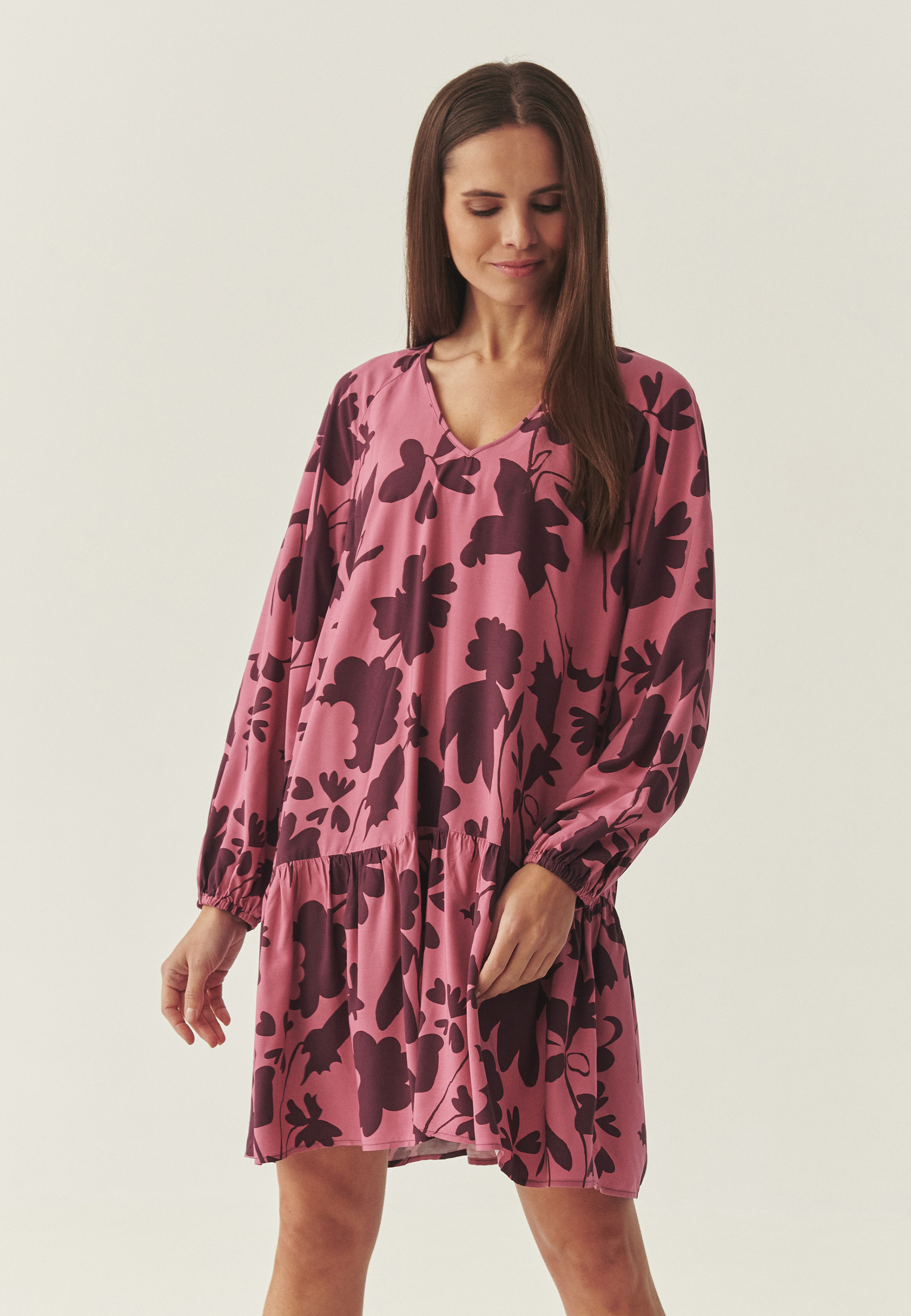 WZORZYSTA SUKIENKA Z WISKOZY LENZING™ ECOVERO™ - TATINA MULTIKOLOR 2