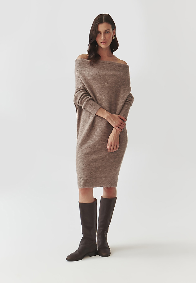 LADIES' DRESS IN YARN WITH A ‘WATER’ NECKLINE — AWATI LADIES' DRESS IN YARN WITH A ‘WATER’ NECKLINE — AWATI BEŻOWY 2