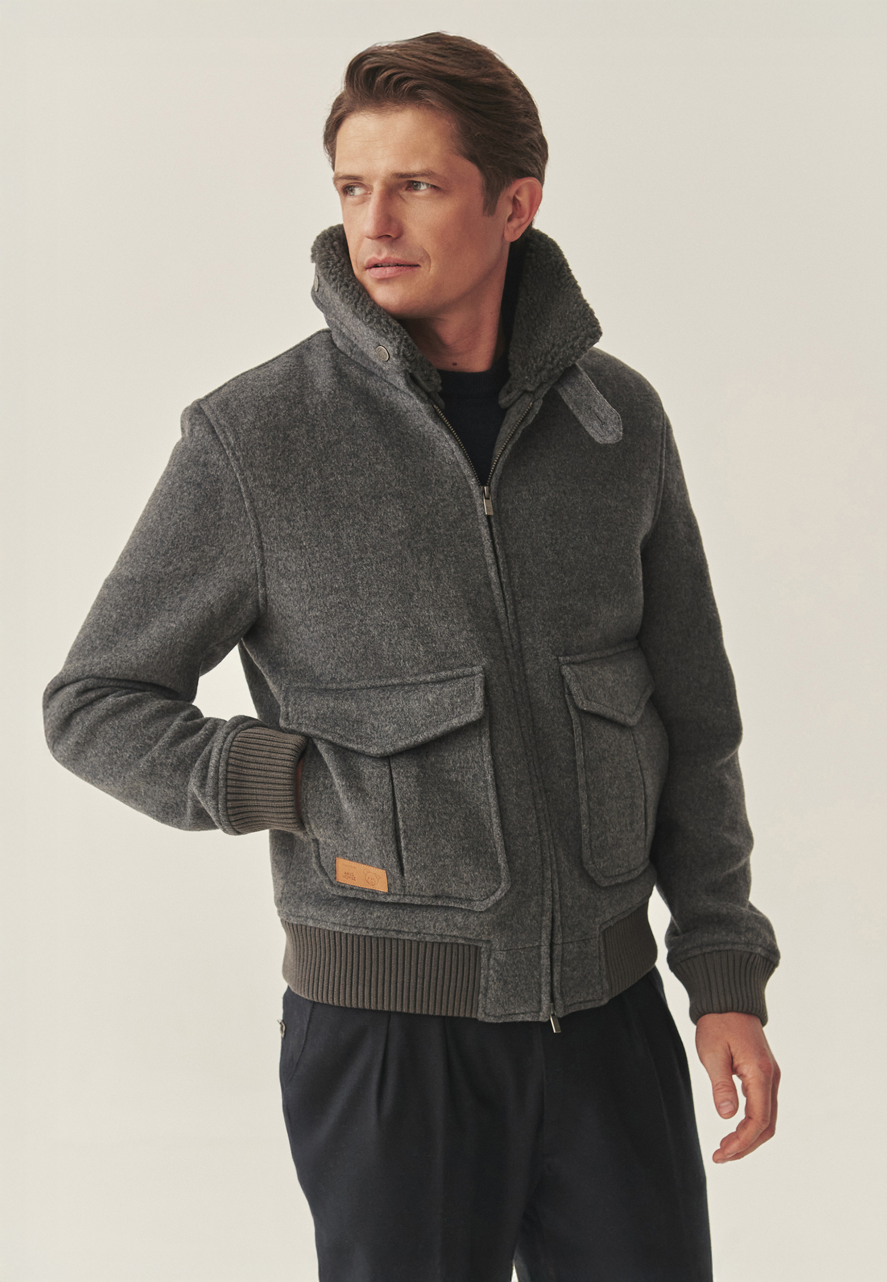 PÁNSKÁ BUNDA SE STOJÁČKEM A VELKÝMI KAPSAMI — MILES