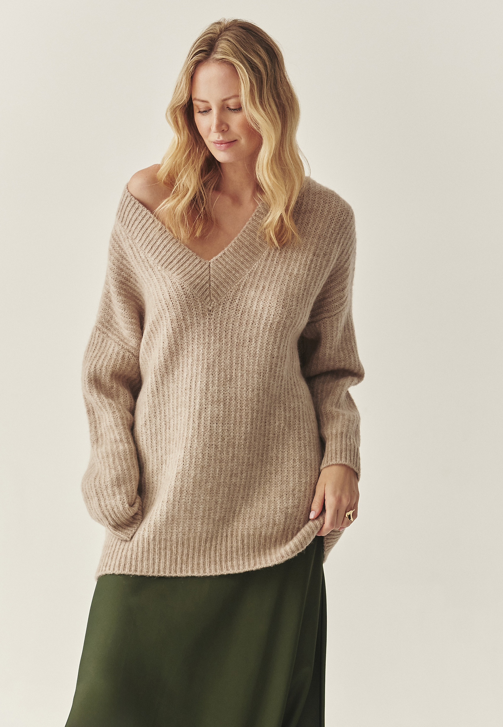 DAMSKI PULOVER OVERSIZE Z IZREZOM - ONYX DAMSKI PULOVER OVERSIZE Z IZREZOM - ONYX BEŽ 117170