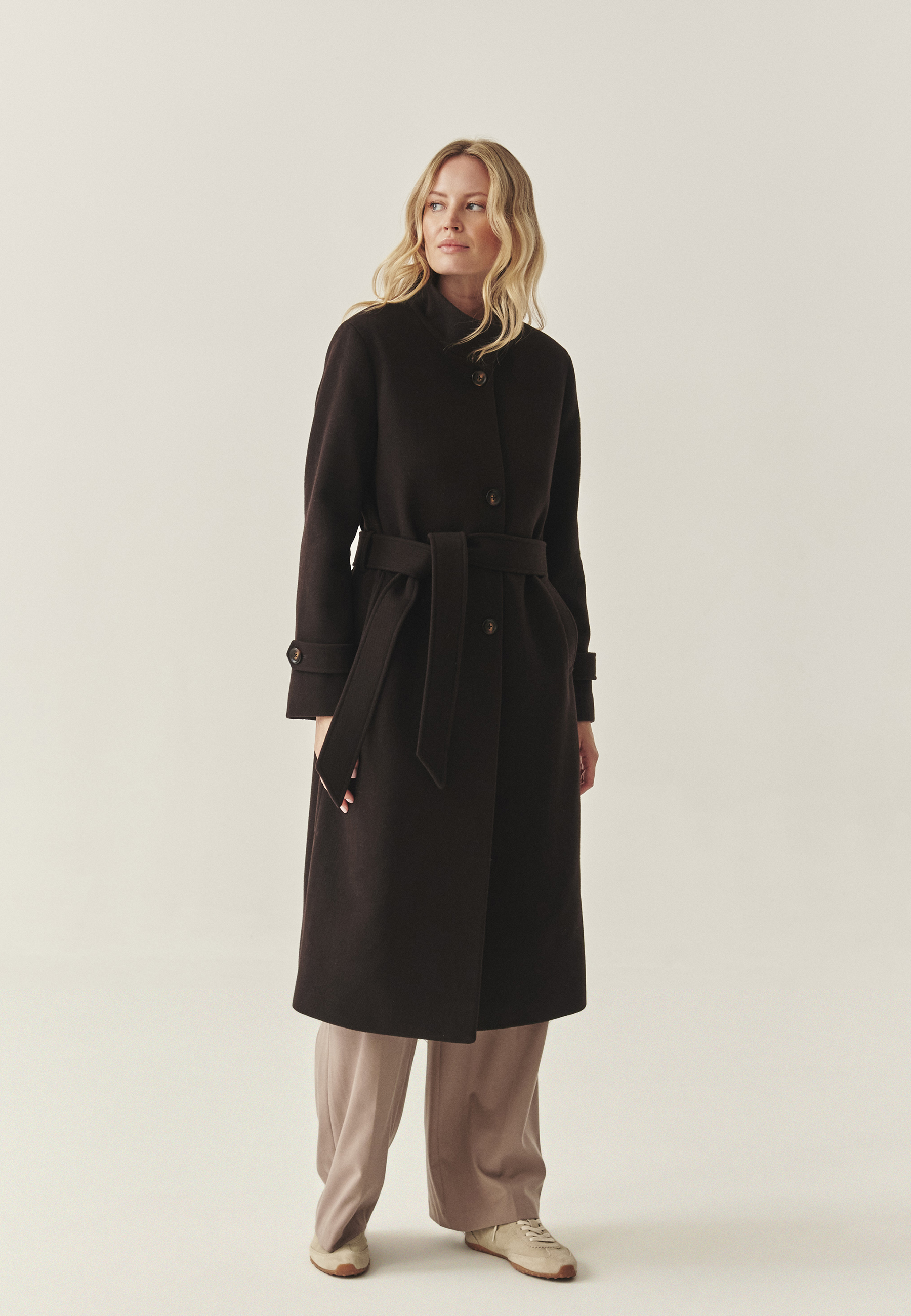 VOLNEN ŽENSKI PLAŠČ V TEMNEM ČOKOLADNEM RJAVA - BORIMA RJAVA 2