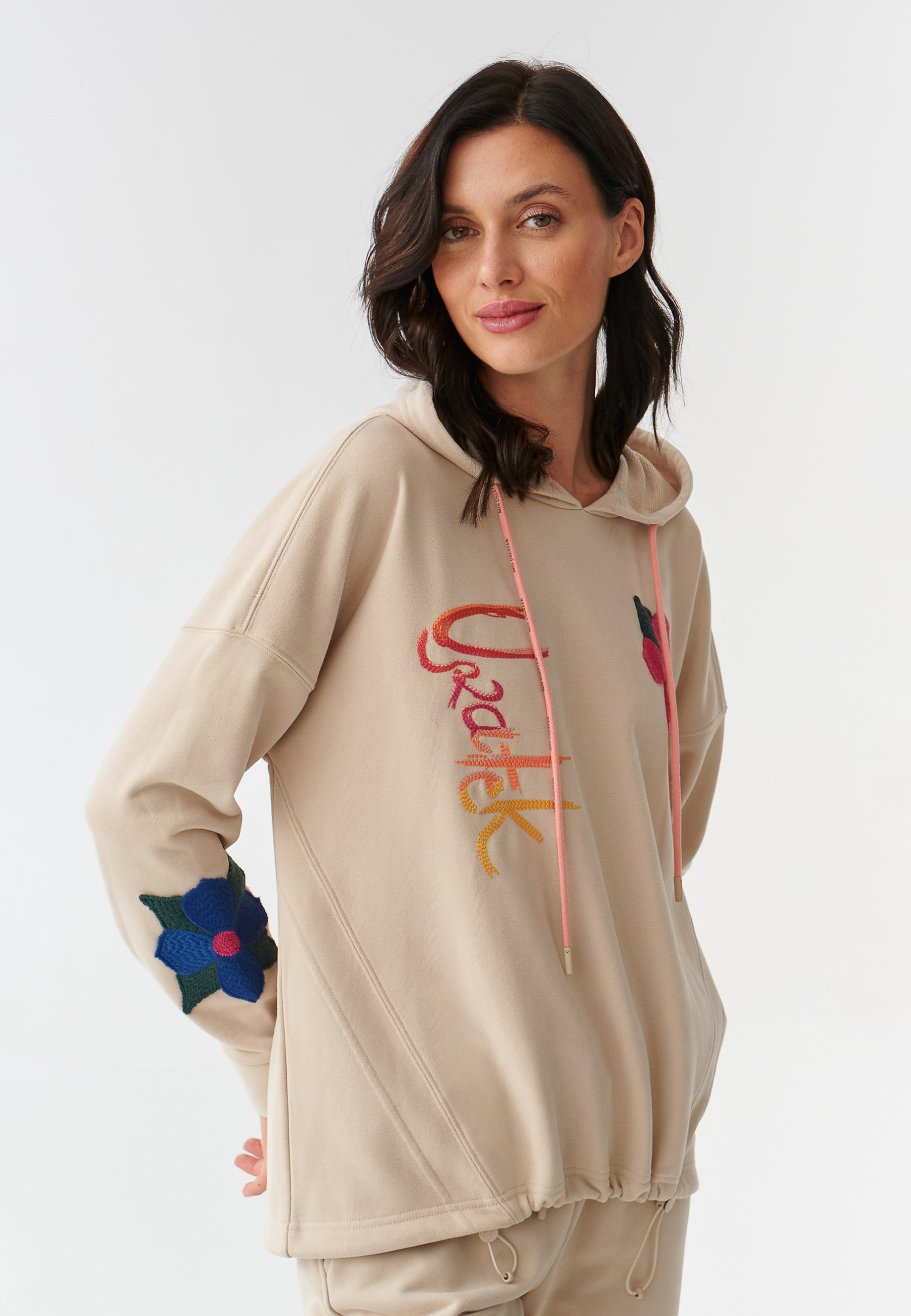 BLUZA DAMSKA Z WIELOBARWNYMI NASZYWKAMI I HAFTAMI JIRKA BEŻOWY 2