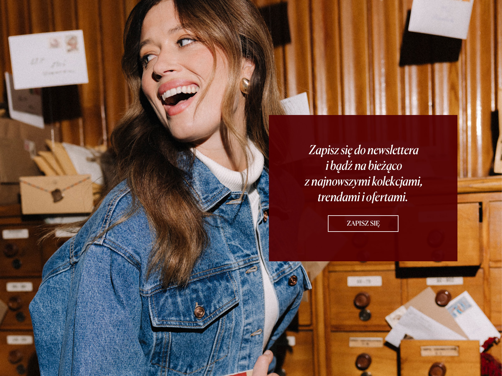 Napis z zachętą do zapisu na newsletter na tle zdjęcia z uśmiechniętą kobietą w jeansowej kurtce