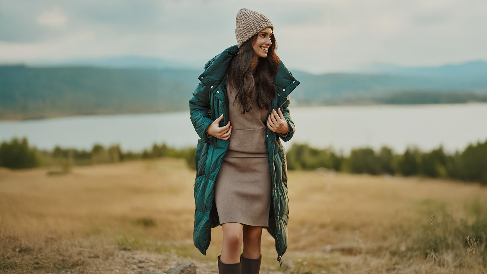 Jak nosit šaty v zimě? Trendy a ženský look na mrazivé dny