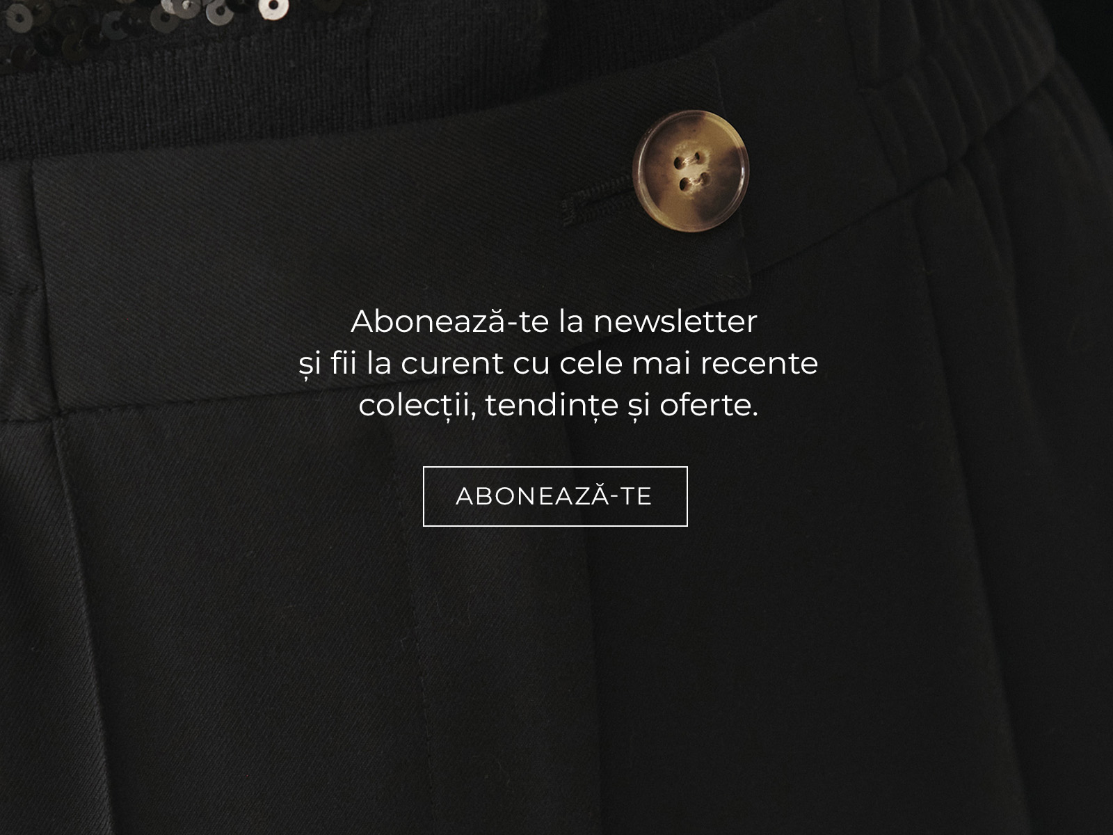 detaliu al țesăturii pantalonilor și textul abonamentului la newsletter