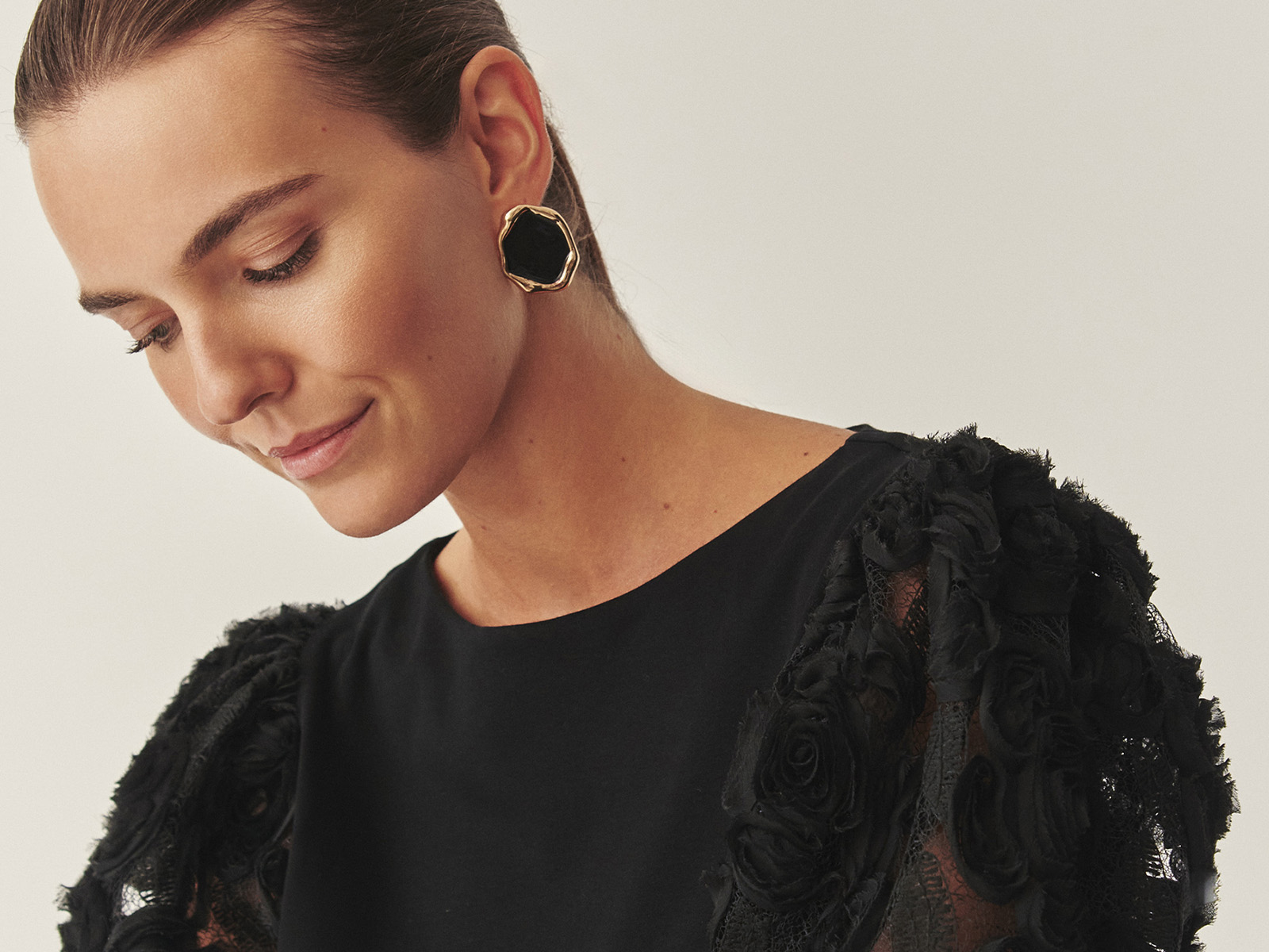 o femeie într-o cămașă din dantelă cu ornamente bogate pe umeri