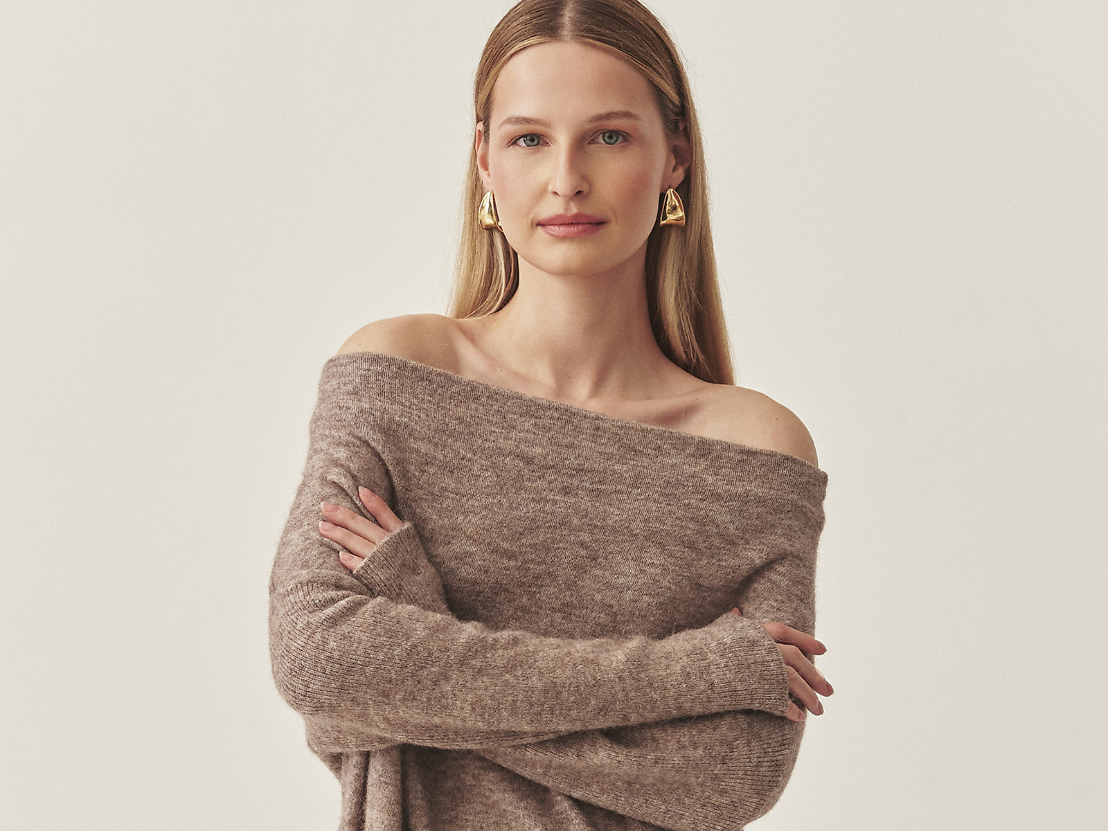 Beżowa sukienka - stylizacje, które zachwycają prostotą i elegancją