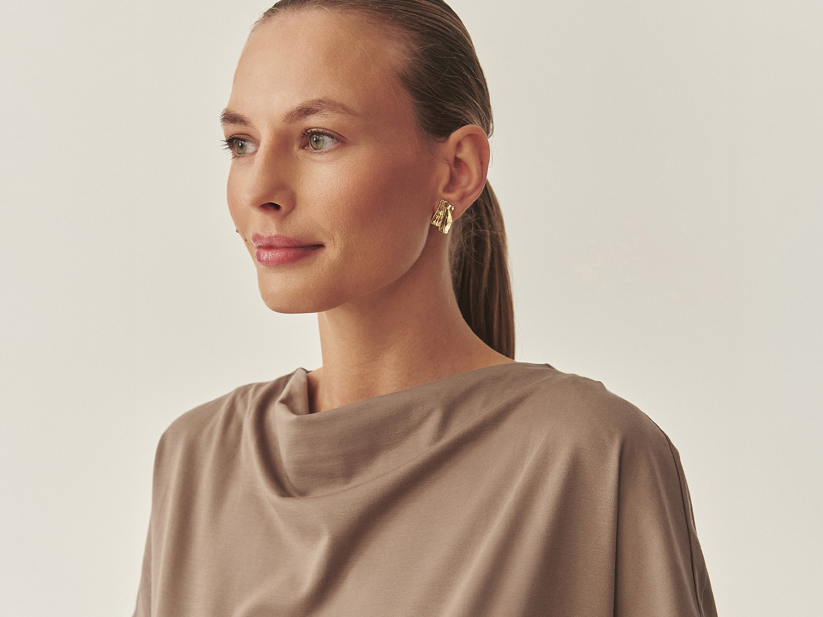 Portret kobiety w złotej biżuterii